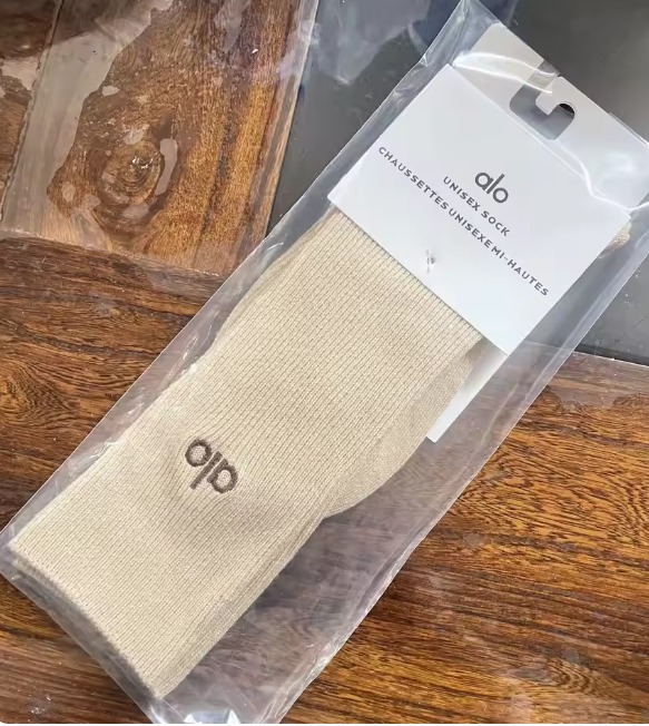 Alo Yoga Crew Yoga Socks  中筒纯色運動襪（一套3對）