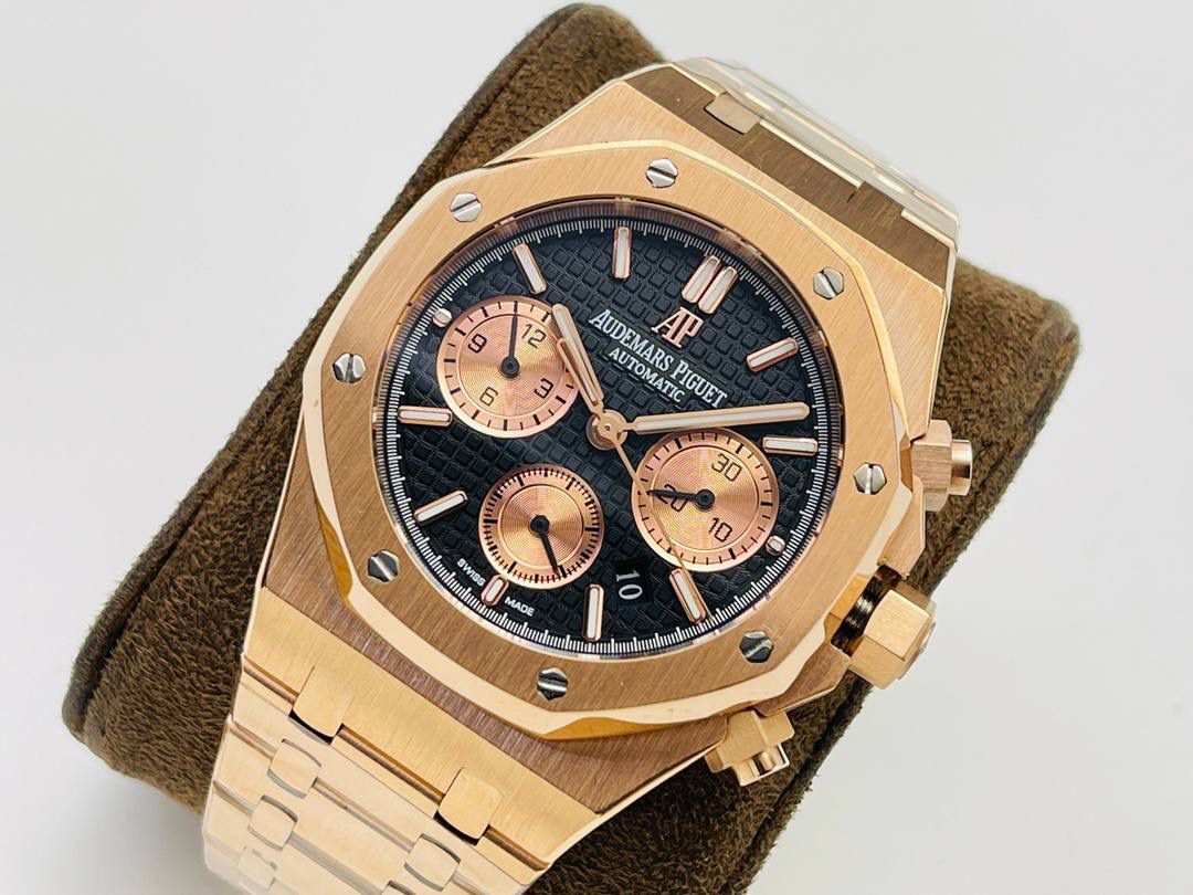 AP爱.彼皇家橡树系列26331OR多功能计时机械腕表41MM！ 1⃣️【机芯】7750改原装机芯 6字位小秒 功能与原装一致！ 2⃣️【表镜】表镜选用进口蓝宝石玻璃镜面！ 3⃣️【表壳】采用进口316精钢表壳，表壳通过拉丝和部分抛光打磨处理之后，忽明忽暗展现出精致而硬气的独特气质！ 4⃣️【头粒】头粒设计与专柜一致可以微调 佩戴更佳贴手舒适 经过多道工序的打磨和磨砂处理，终把AP特有的八角型表圈表达出棱角分明的线条！ 5⃣️【表盘】超强夜光显示，可以在任何环境下读取时间！