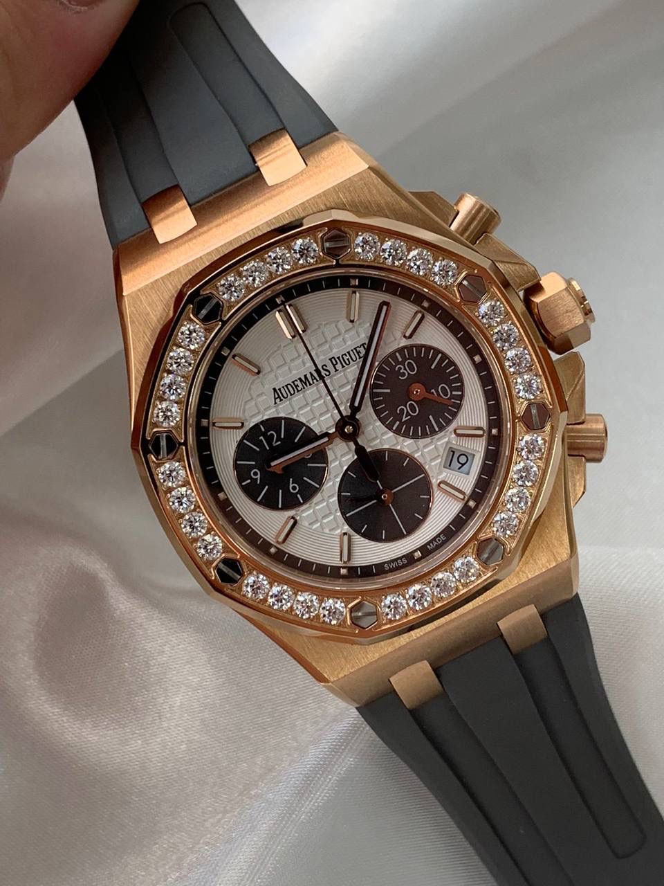 爱彼女款、小红书爆款，喜欢大表盘的女生、必备款，表盘37MM、蓝宝石防刮花玻璃，316精钢表壳、纯手工镶嵌32颗莫桑钻、搭配瑞士多功能石英机芯精准走时，表带采用进口橡胶工艺，佩戴舒适不过敏、折叠扣设计，佩戴便捷，数量有限，先到先得，多种色系，穿搭任选！