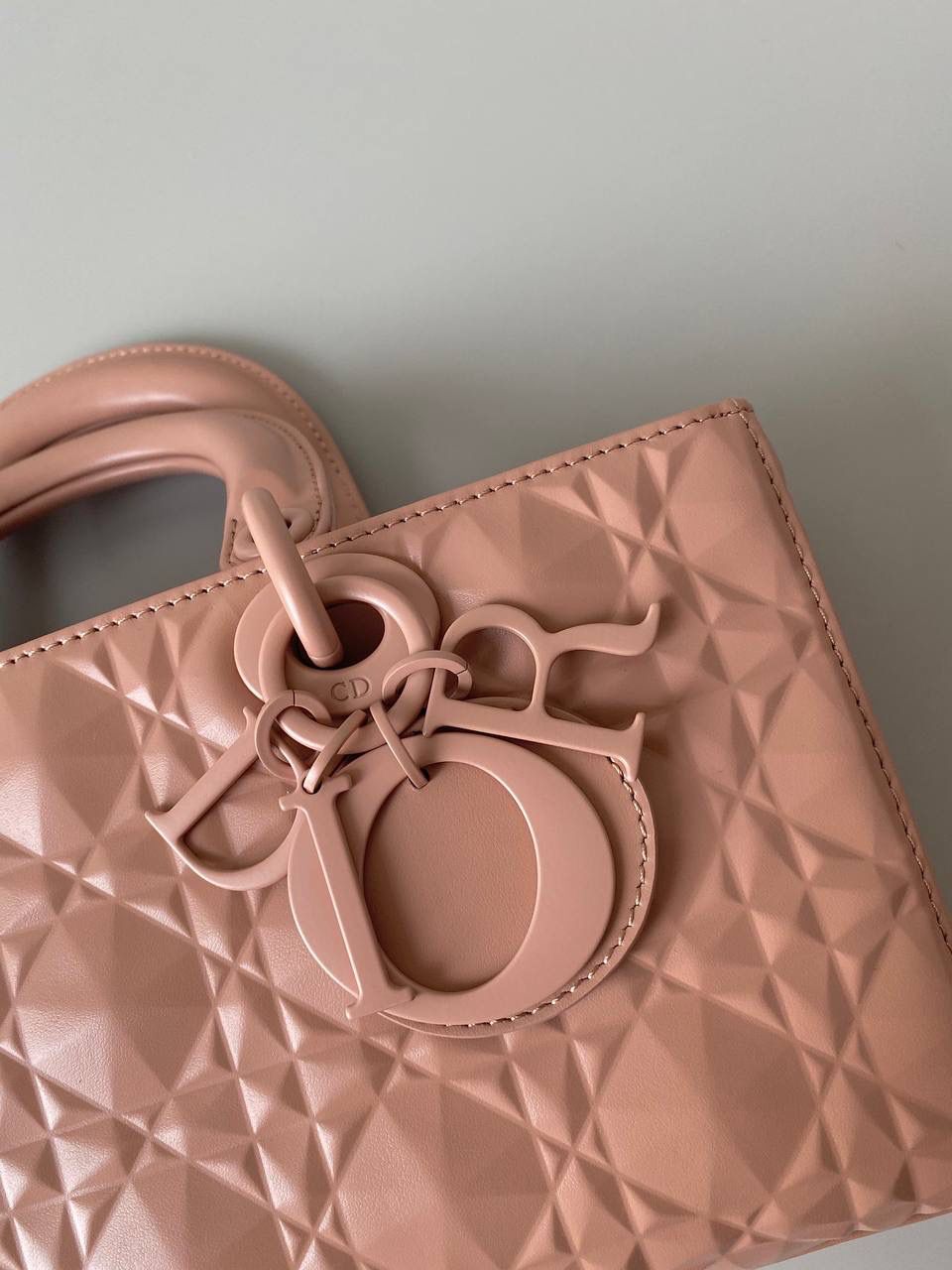 钻石粉 🎀𝗗𝗶𝗼𝗿 𝗗-𝗝𝗼𝘆 𝗯𝗮𝗴🥰 时尚果然就是轮回，回归了一把中古戴妃 特殊处理的哑光牛皮钻石藤格纹，八个切割面挺括有型，全套磨砂材质五金，长方包形短链条➕细长肩带直接封神！！ 复古时髦感超强，真是什么场合都可以把住 绝对是lady中的天花板了，强势出圈啦姐妹们🔥🔥 26 x 13.5 x 5cm