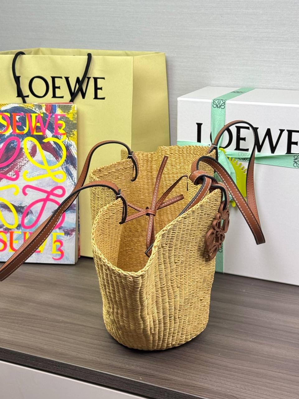 🎈最新进口贝壳草编包到货✅ 尺寸：𝟮𝟮-𝟰𝟴-𝟰𝟮𝗰𝗺 编码：652128【配防尘袋，没有盒子】 ❤️最新进口天然贝壳草编包，轻盈透气，凉快随性。超大容量设计，轻松装下日常必需品。手提肩带采用进口西班牙小牛皮制作，正面装饰品牌标志性𝗟𝗢𝗘𝗪𝗘标识，夏日度假出行穿搭必备，轻松营造一种自然高级的时髦感。 （下单须知：‼️由于天然纤维材料特别，日照时间长短不同，颜色会略有变化，纯手工制作，每个包的尺寸也会所不同‼️，完美主义者慎入‼️）