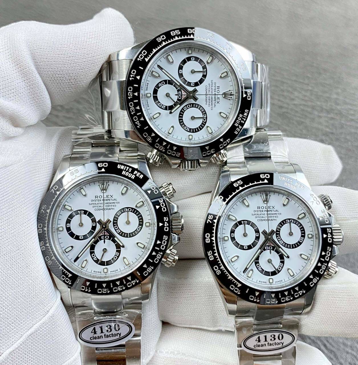 劳力士迪通拿系列，熊猫迪！出厂自带专柜品质！904精钢表带，头粒与表壳配合紧致，采用高光陶瓷圈，铂金刻度！buff指针，弥补了之前毛糙感！采用颜色最为对版表盘，刻度丁均有打磨，超强夜光！蓝宝石玻璃做了沉降，高清镀膜！整体腕表加海绵宝宝贴纸量起来厚度是12.4mm，把悟空撕了，加上玻璃做了沉降厚度是12.2mm到12.1mm，真正是专柜厚度！搭载丹东4130机芯，出厂空白机芯，做了和专柜一样劳力士4130机芯logo，而且比之前刻字要清晰很多！出厂就省了众多改装费，妥妥的性价比高，专柜相似度极高！出货实拍