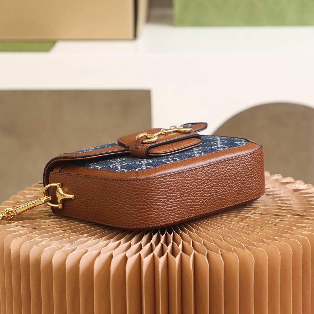 𝐇𝐨𝐫𝐬𝐞𝐛𝐢𝐭 𝟭𝟵𝟱𝟱 𝐌𝐢𝐧𝐢#658574#原厂皮 ► ►尺寸：20.6*14.4*5.1cm 备受宠爱的丹宁面料经小古美学视角演绎后， 融入爆款马鞍包的造型， 搭配标志性的马衔扣1955巧妙呼应， 搭配两条肩带多功能元素使用， 这一届复古牛仔系列碰撞爆款马鞍包，更加复古好看，推荐种草，越看越耐看，马鞍包一直深受到大家的喜爱，又是一个大爆款的节奏！