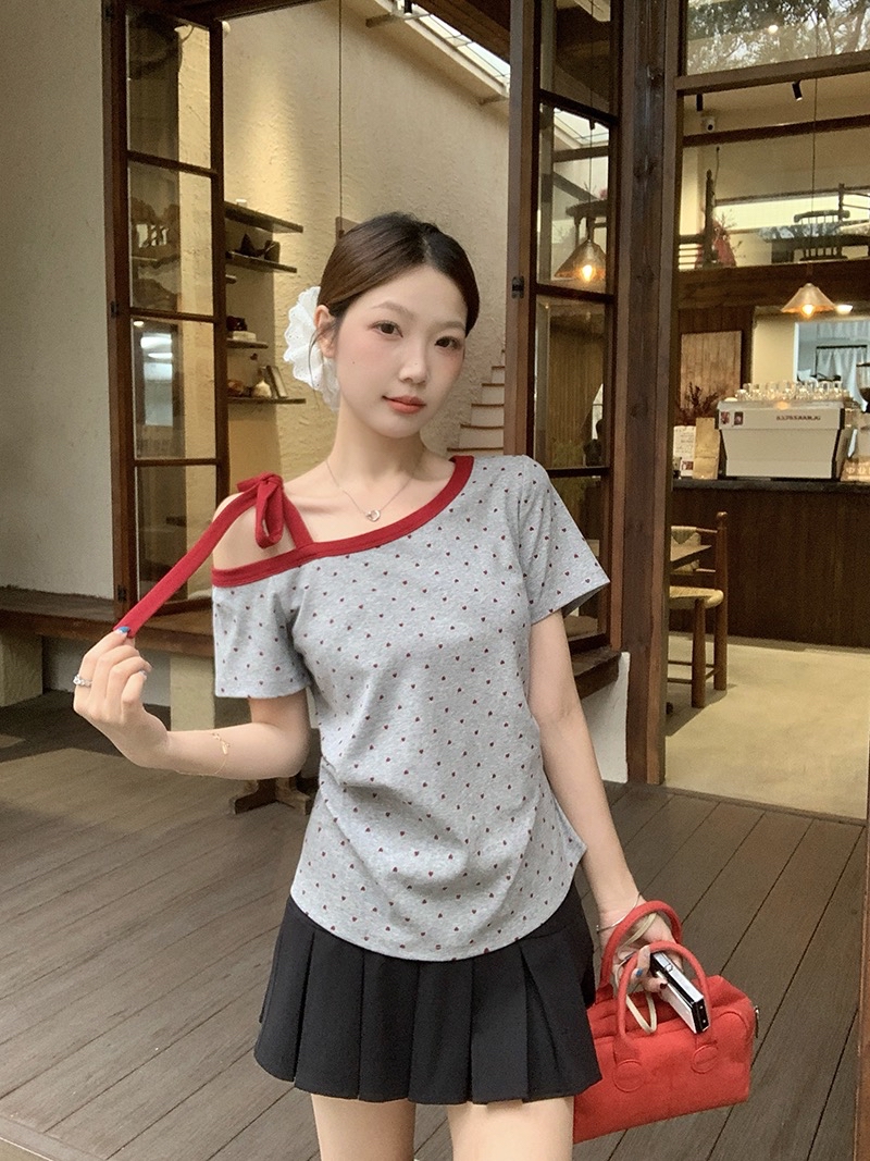B267(23927) 韩系甜美风斜领撞色单肩绑带红边爱心波点灰白上衣 