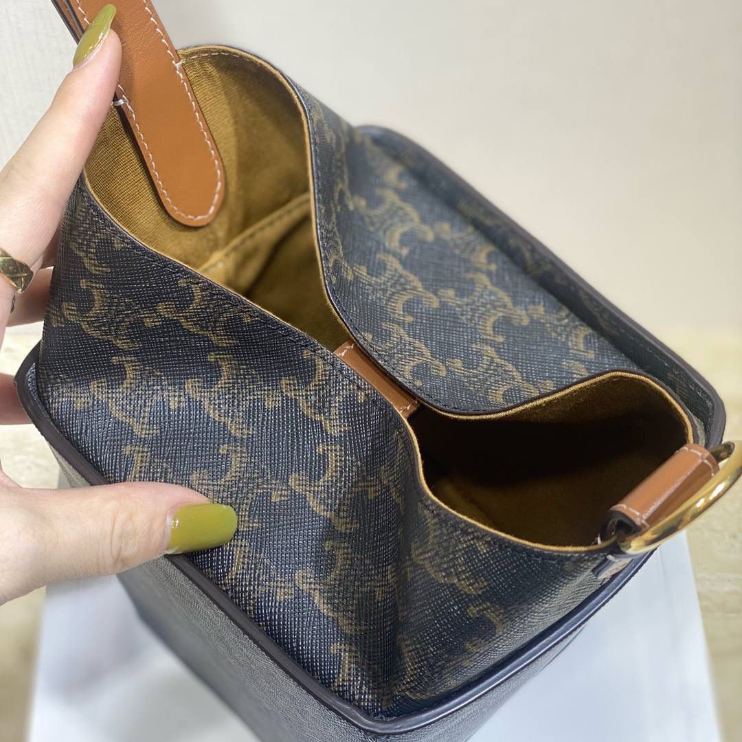 🔥大货实拍图 𝗖𝗘𝗟𝗜𝗡𝗘♥𝗦𝗧𝗥𝗔𝗣 𝗕𝗢𝗫 型号：197142 尺寸：10.5*14.5*10cm