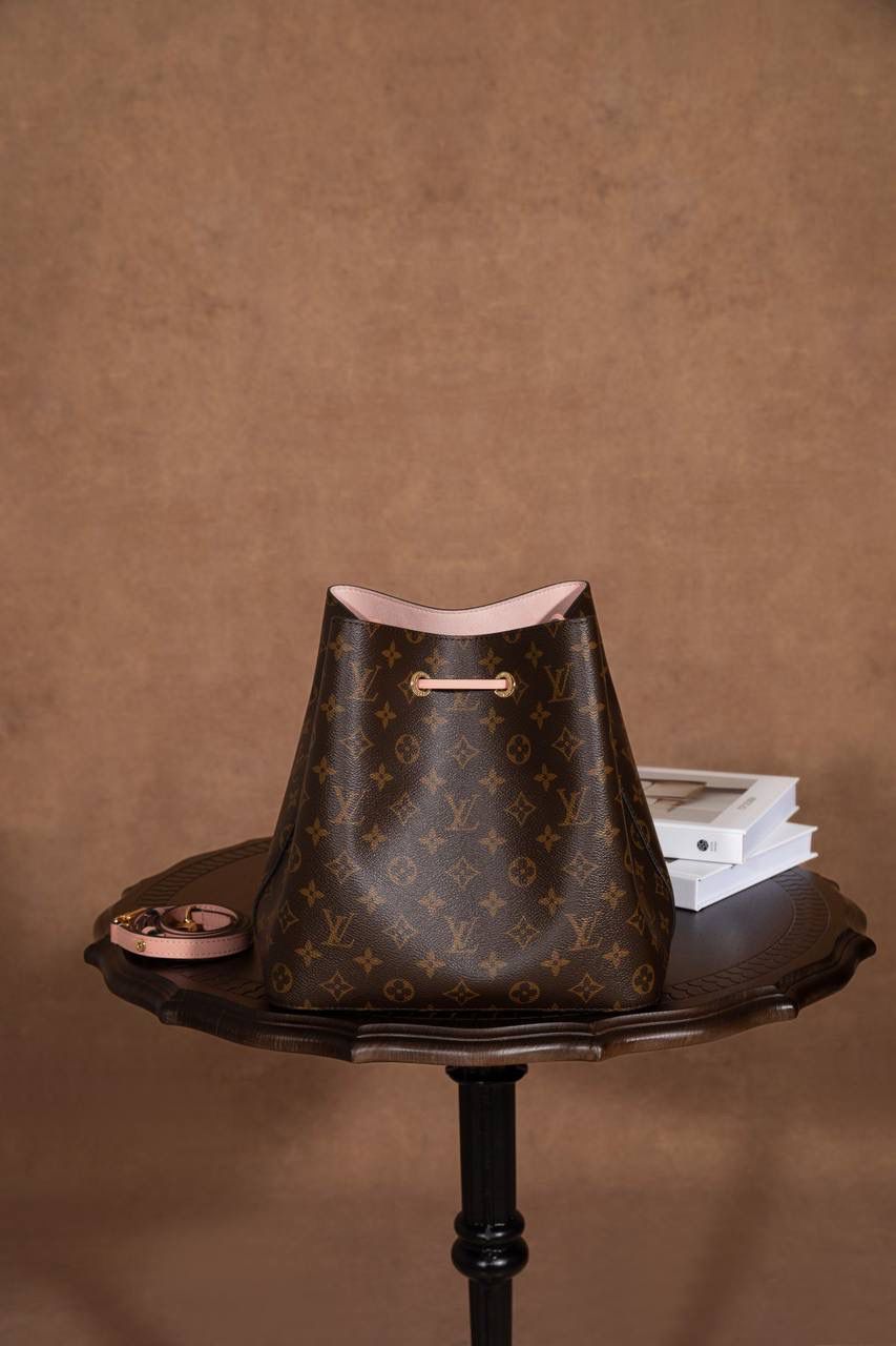 LV水桶包👜✨ 尺寸为 26×26×17.5cm，作为经典著作，它是入门款中备受追捧的单品。1932 年专为承运香槟而设计的酒袋，在当代潮流的洗礼下，化身为蕴含传承之美的水桶包，被尊为“经典之王”。