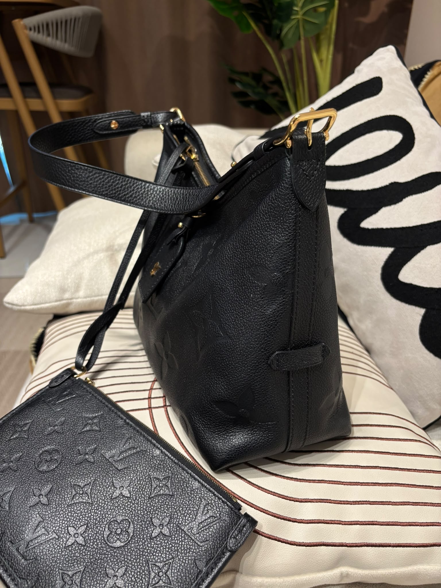 LV Carryall PM Calfskin 100%Authentic, 95%New ✅Pouch ✅Dust bag
