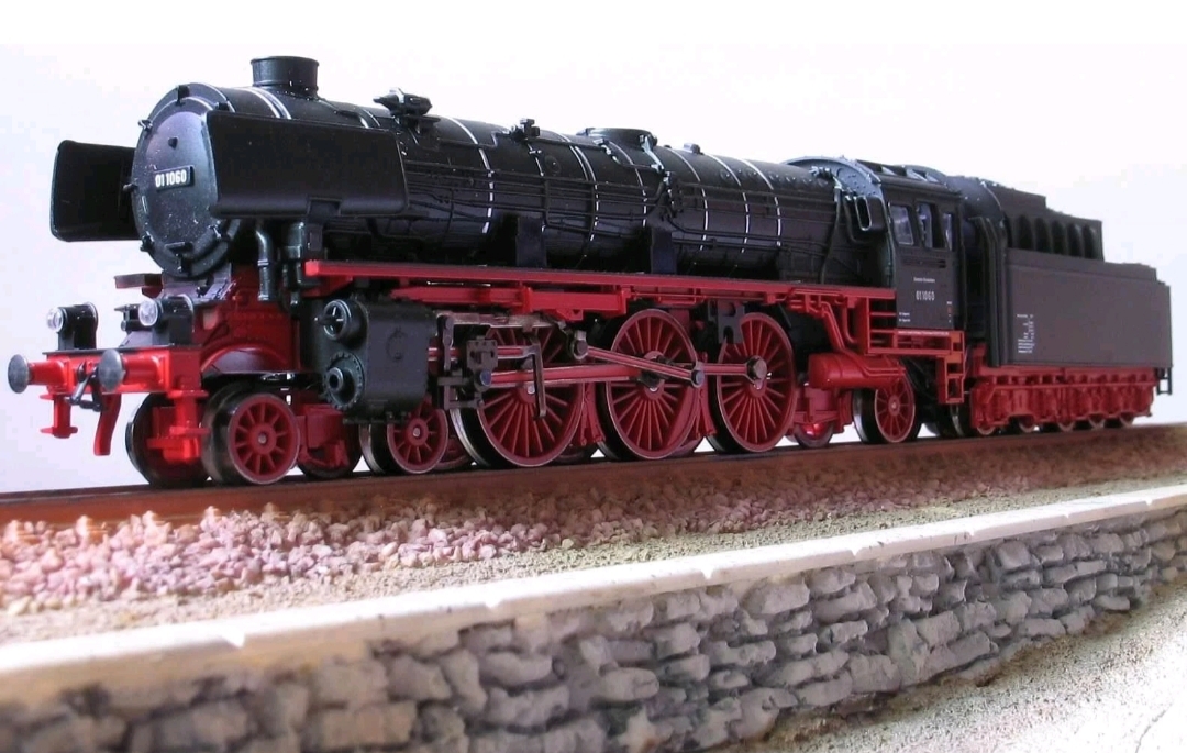 Fleischmann 黃金之旅列車 Golden Journey Zugset "Gambrinus" DB F-train BR 01 steam loco & 3 Passenger car