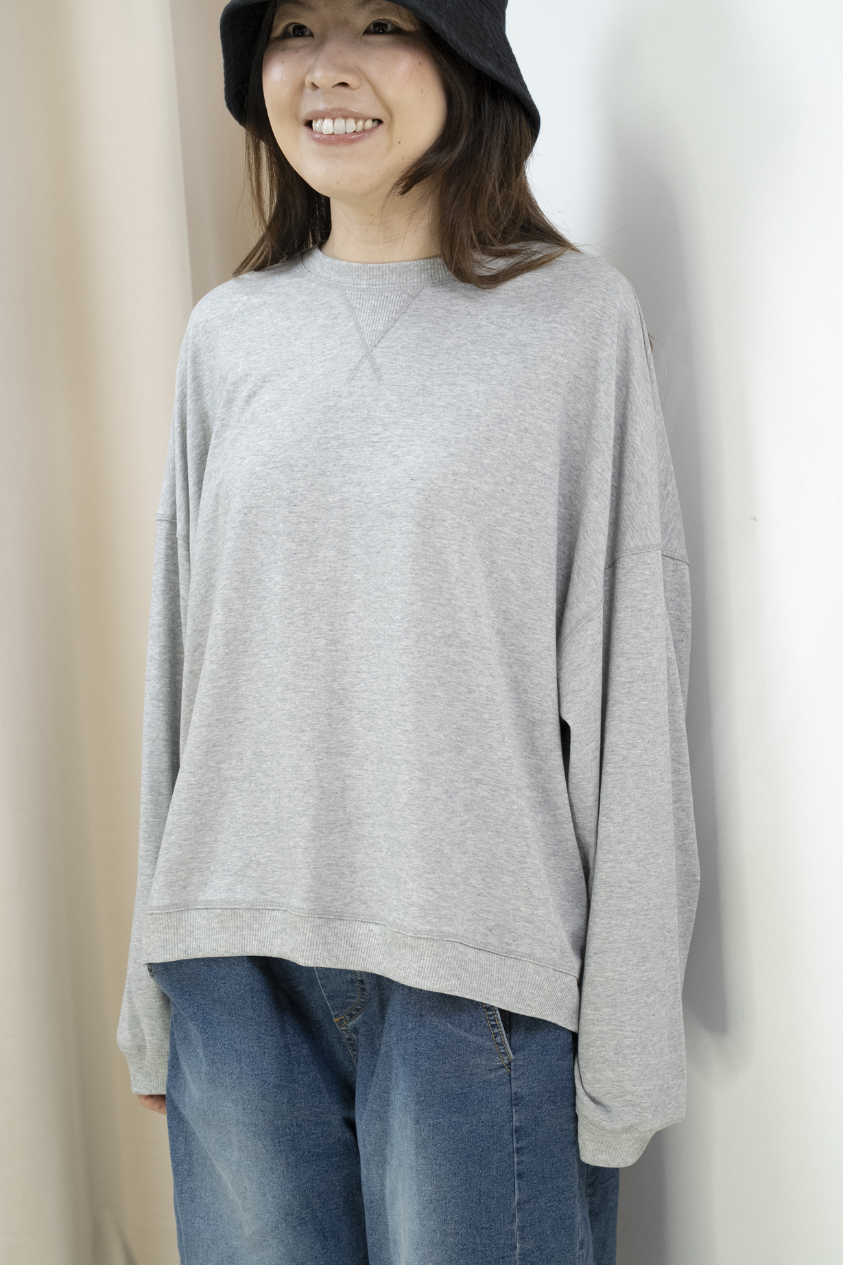 輕軟薄倒三角造型明線上衣（淺灰色）