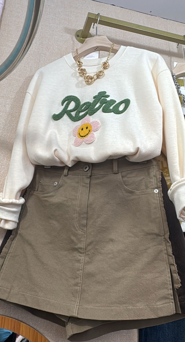 復古花朵刺繡套頭衫搭配卡其色短裙套裝