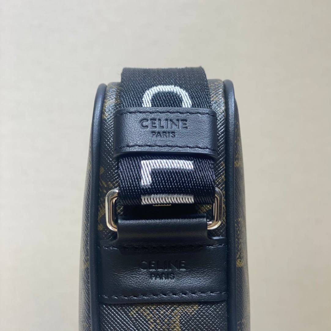 🔥大货实拍图 𝗖𝗘𝗟𝗜𝗡𝗘♥标志印花邮差包 不可否认Hedi的确做男款是很厉害的，这个老花相机包既实用又很好凹造型，绝对的好物推荐！型号：197202 尺寸：23*14.5*4cm