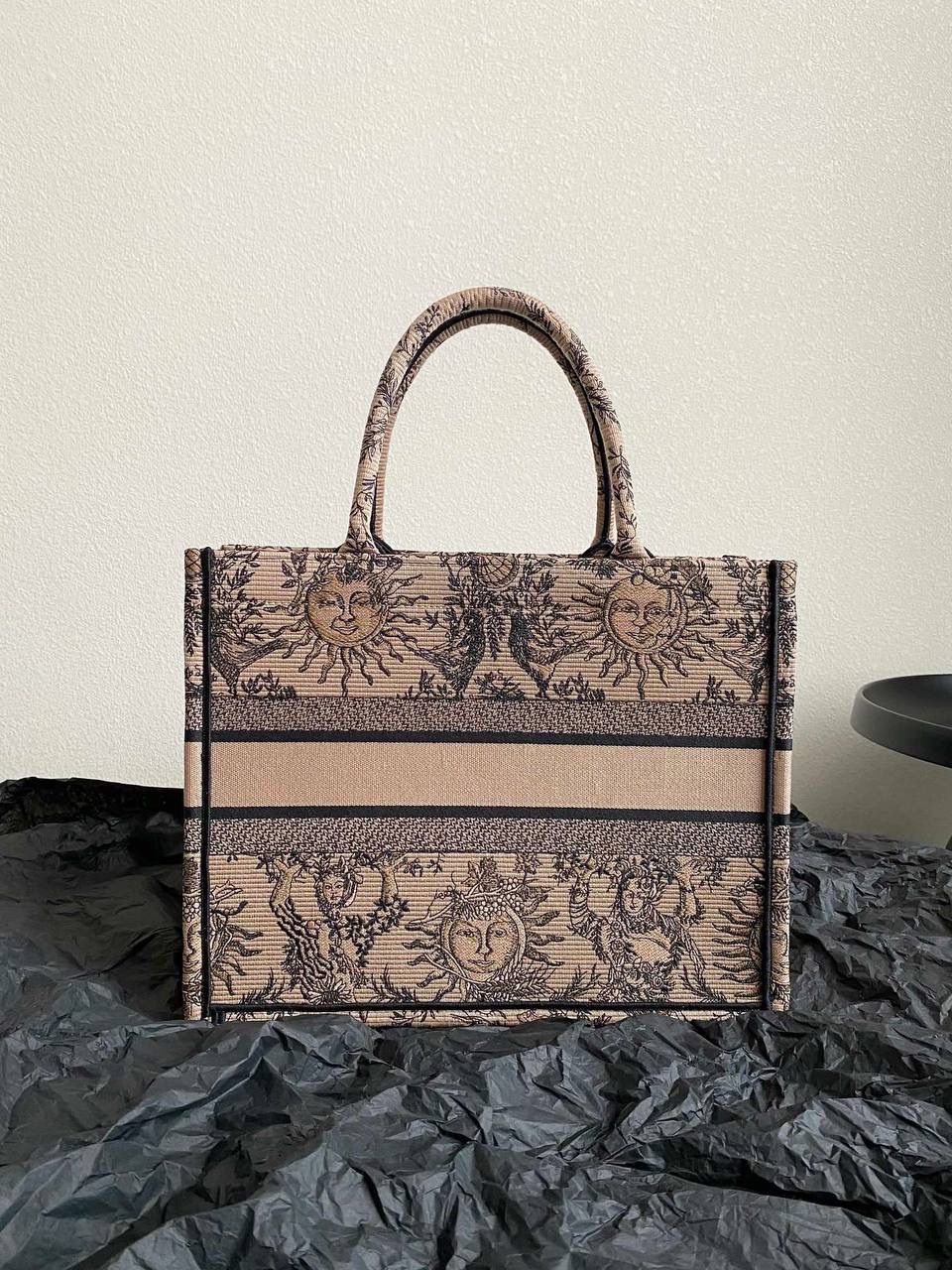 🈶咖杏中号 𝗖𝗗 𝗕𝗼𝗼𝗸 𝗧𝗼𝘁𝗲 24太阳神阳光茹伊 它有代表春天的玫瑰 夏天的麦穗，秋天的枫叶 以及冬日的枝干🍂💕 整个太阳也是关于守护的象征 寓意是非常美好的，浪漫且神秘 那种高定视觉，沦陷了！！ 行走在街头很是时髦✨ 36×27×16cm