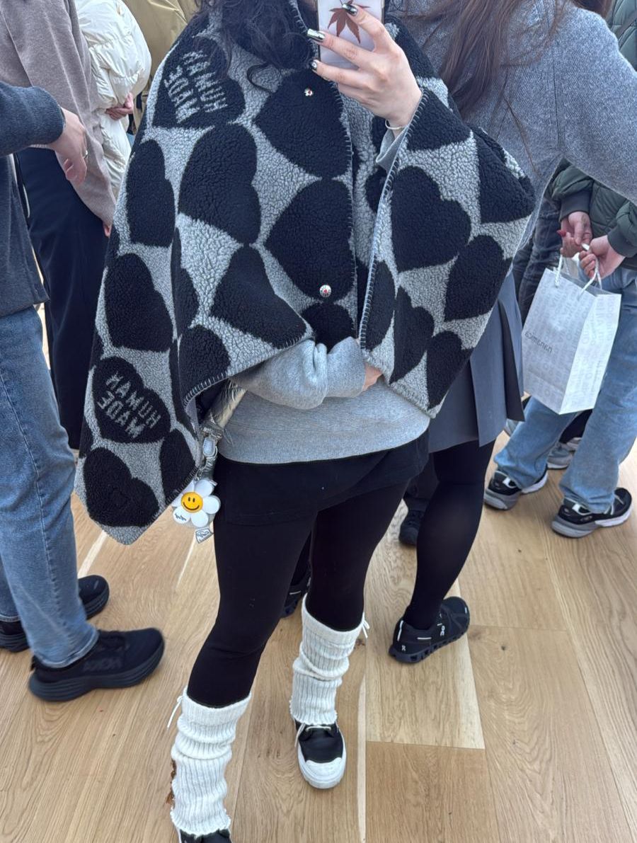 Human made 心形羊毛毯披肩 上身很好看 顏色：黑色/olive