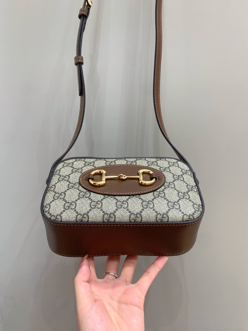 新背景实拍正品级 。Gucc1 horsebit 吐司包🍞 （顶级原皮) 啊啊啊啊啊！！超级无敌大爆款！ 这应该就是我心目中的白月光， 实物是那种看到不需要犹豫马上就会买的， 相机包很多款，目前为止这个是我心目中的to 马衔扣元素和这个面料一直是我最爱的搭配设计 只是没有想到做成相机包可以这么可爱有趣 简简单单的造型却如此耐看且有那么一点高级感 跟其他相机包完全不一样！！反正这个我一拿到我就很爱很爱很爱！🤩这个你们都可以入，必定会成为经典款！ 型号760196；尺寸20/13/6cm