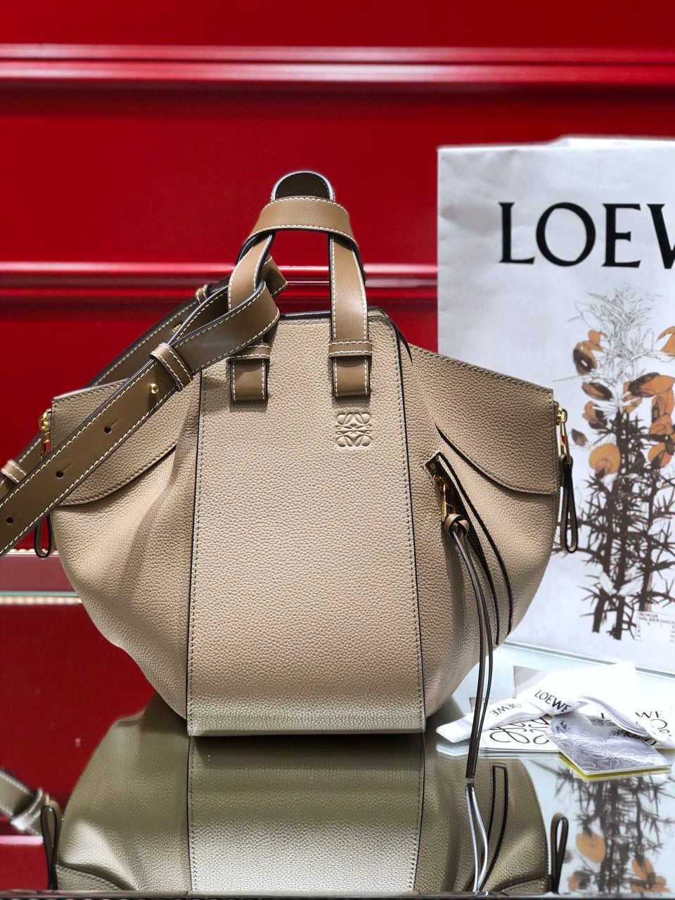 *小号𝘏𝘢𝘮𝘮𝘰𝘤𝘬吊床手袋 （荔枝纹/ 米杏） 尺寸:30-14-25cm 编码:688785【配全套礼盒】 带有柔软侧面包身的多功能手袋，容量大，可自由变换，多种背法，肩带可拆卸调节（斜背、侧挎、单肩、腋下、手拎…）内部钩扣封口，两个内部插袋，人字纹棉纺布衬里，Anagram压纹💕💕