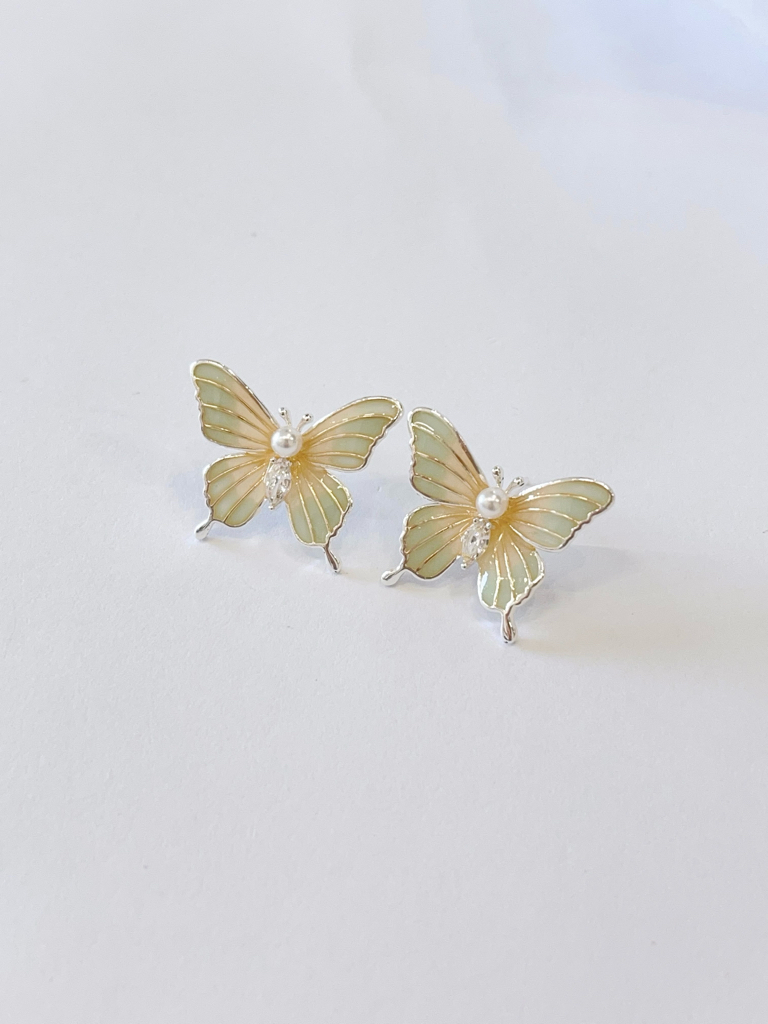 绮彩薄翼系蝴蝶耳环