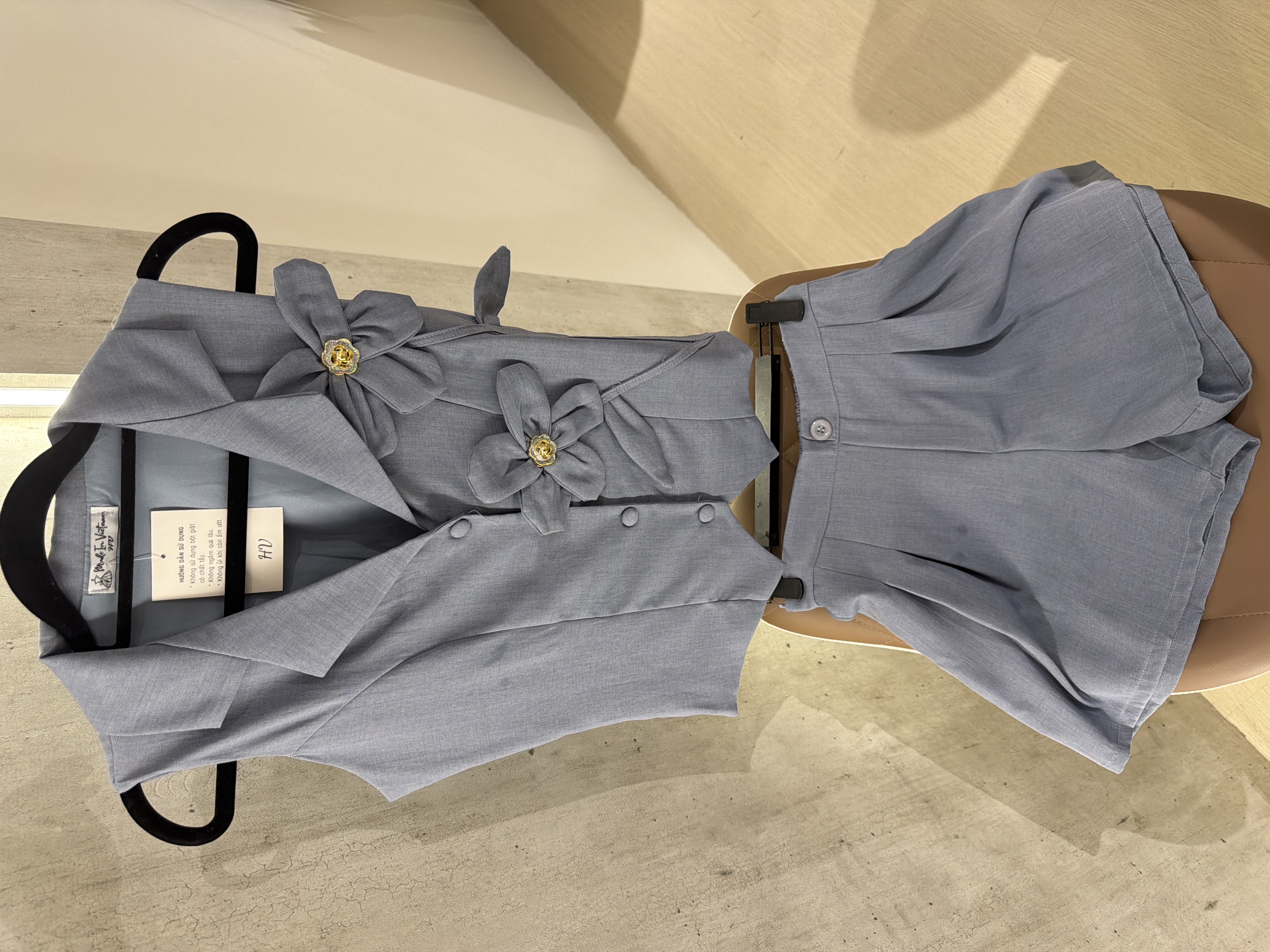 花卉裝飾西装上衣和短褲套裝