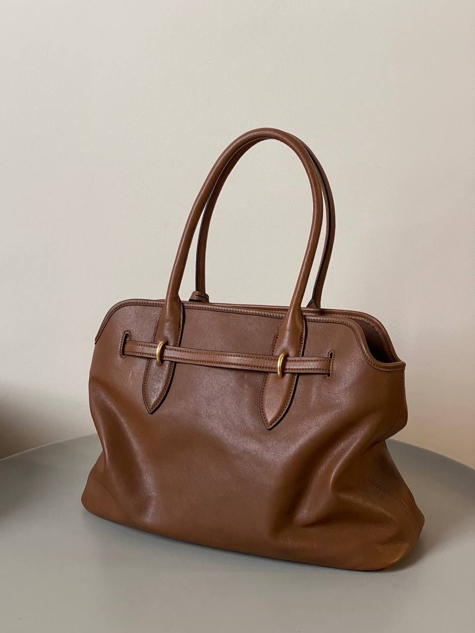 🈶焦糖色， 𝗠𝗶𝘂𝗠𝗶𝘂 手提包 这只Aventure我要夸爆它！ 绝对是公文包中的颜值天花板 这款有多难买不用多说，绝对的断货王 酷酷的慵懒感洋气且时髦 还有一丢vintage感，超有调 上班通勤，日常出街都超出片 很有年轻人的活力！ 31×40×13cm #F0023m