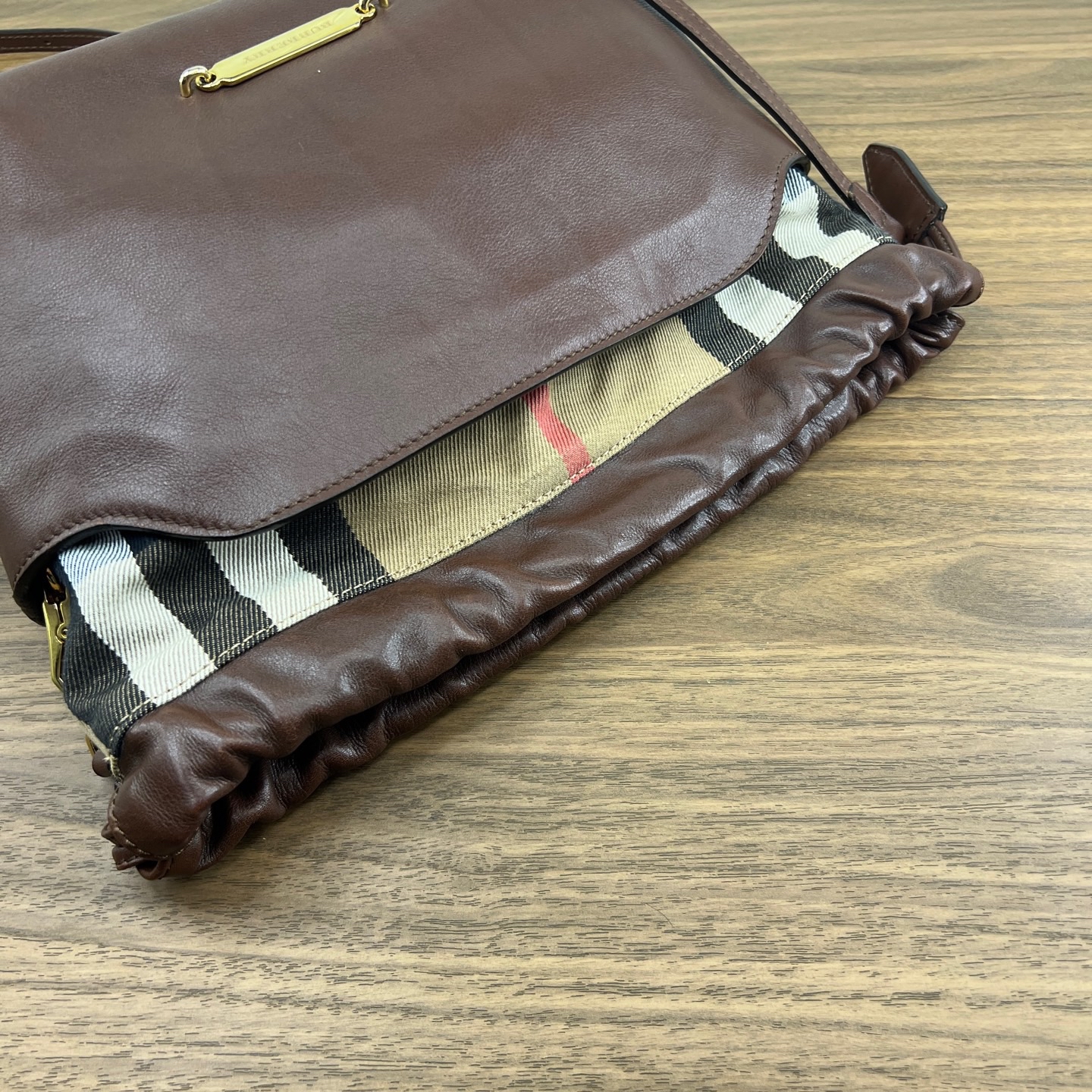 【預訂貨品】Burberry 小牛皮水桶包