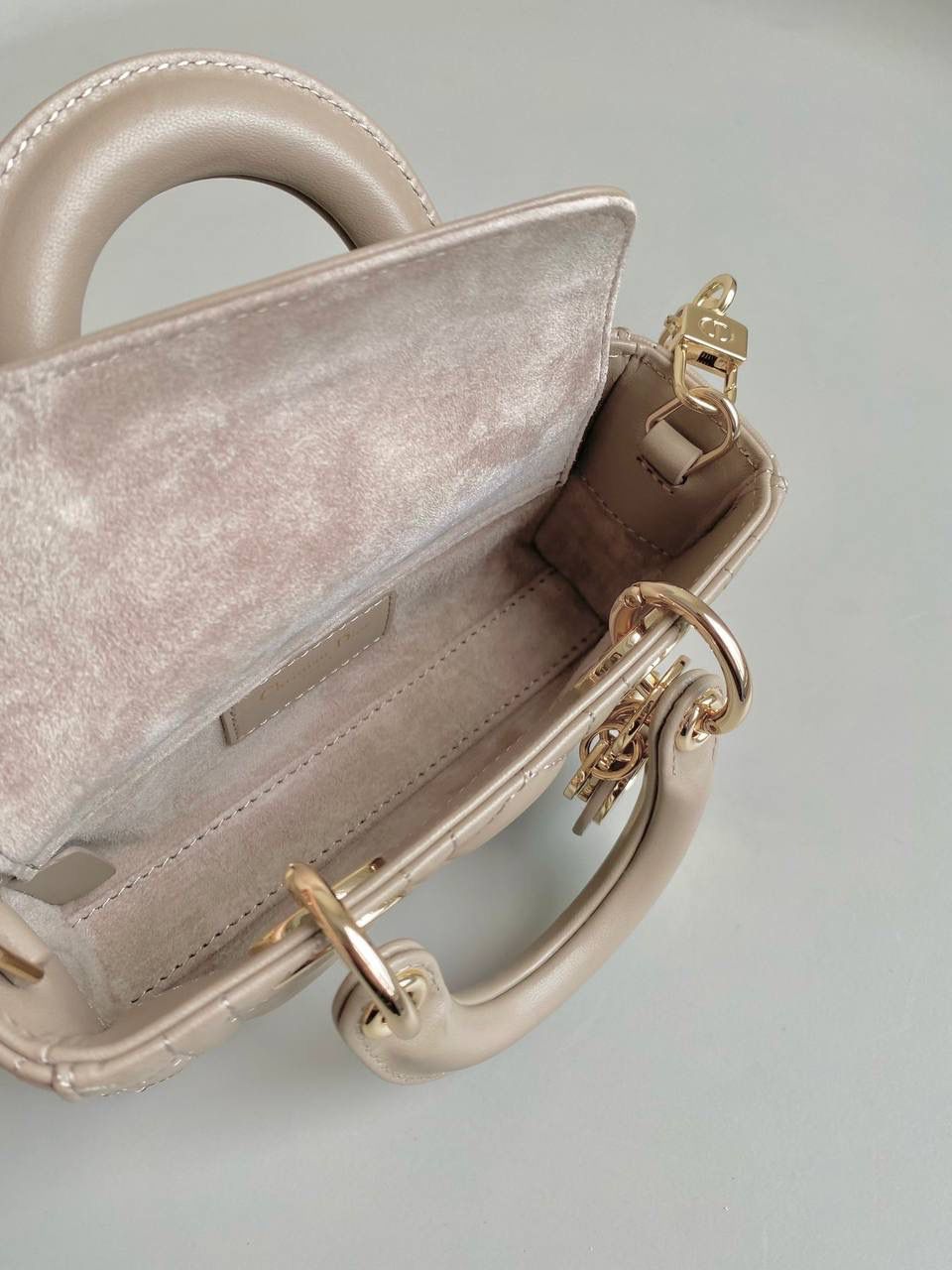 榛果超迷你🤎🤎 𝗗𝗶𝗼𝗿 𝗗-𝗝𝗼𝘆 𝗯𝗮𝗴羊皮，新色 时尚果然就是轮回，回归了一把中古戴妃 长方包形，短链条➕细长肩带直接封神！！ 复古时髦感超强，真是什么场合都可以把住 绝对是lady中的天花板了，强势出圈啦姐妹们😍🤩 17.5×10.5×6cm