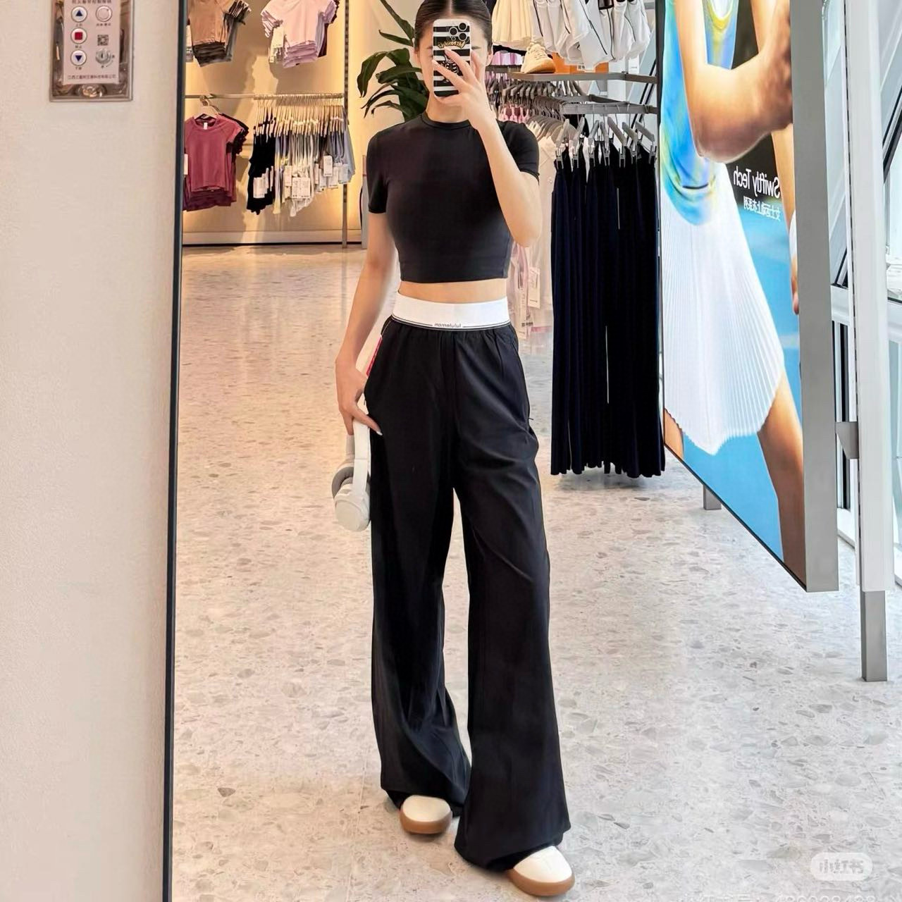 $198條。 lululemon Swift Wide-Leg Mid-Rise Pant 被譽為新一代「神褲」，結合了運動機能與日常時尚。