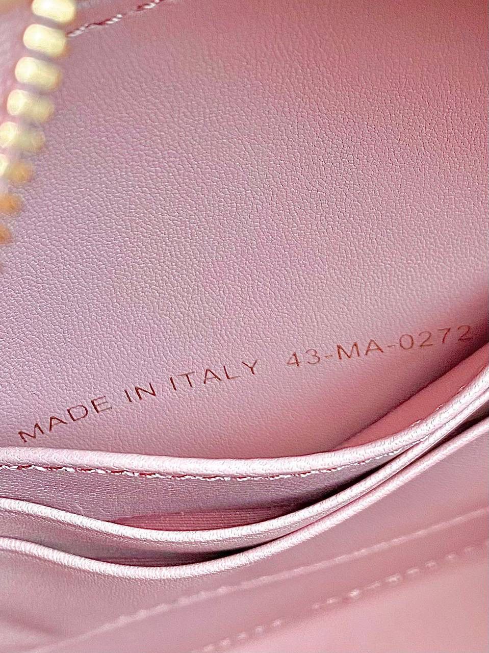 🈶粉金 𝗗𝗶𝗼𝗿 𝗰𝗮𝗿𝗼手提相机包，全皮款 推荐给所有小包爱好者，超级呆萌 方方正正的箱形，软糯糯的小牛皮 简单不花哨，可拆卸肩带➕手提带两用 手提真的非常非常好看，多了丝小女人的娇羞感 高级又不失复古，冬天配大衣绝了 18×5×13cm，#7301m