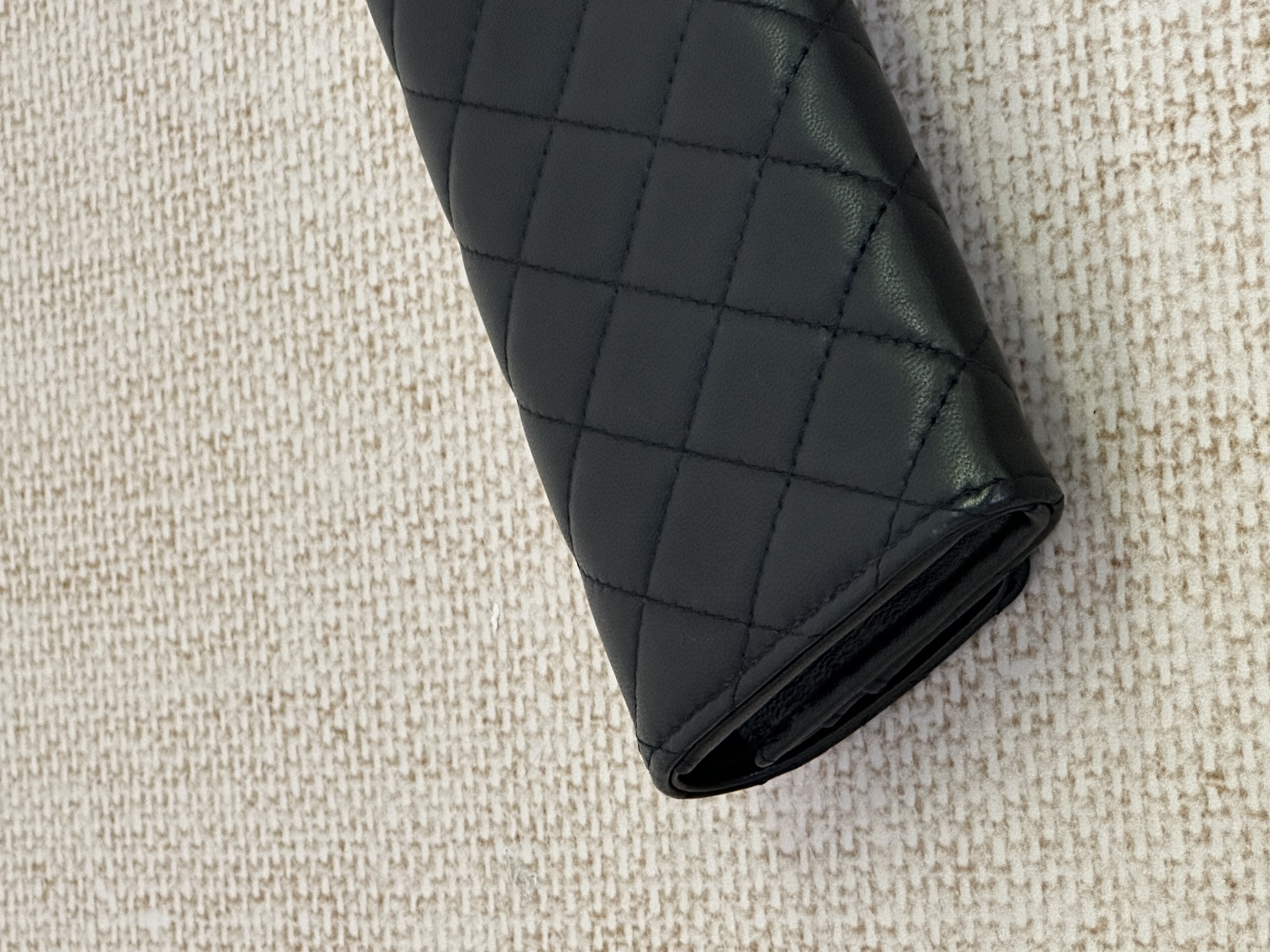 Pre owned Chanel black quilted flap wallet / Product Code: 26031024