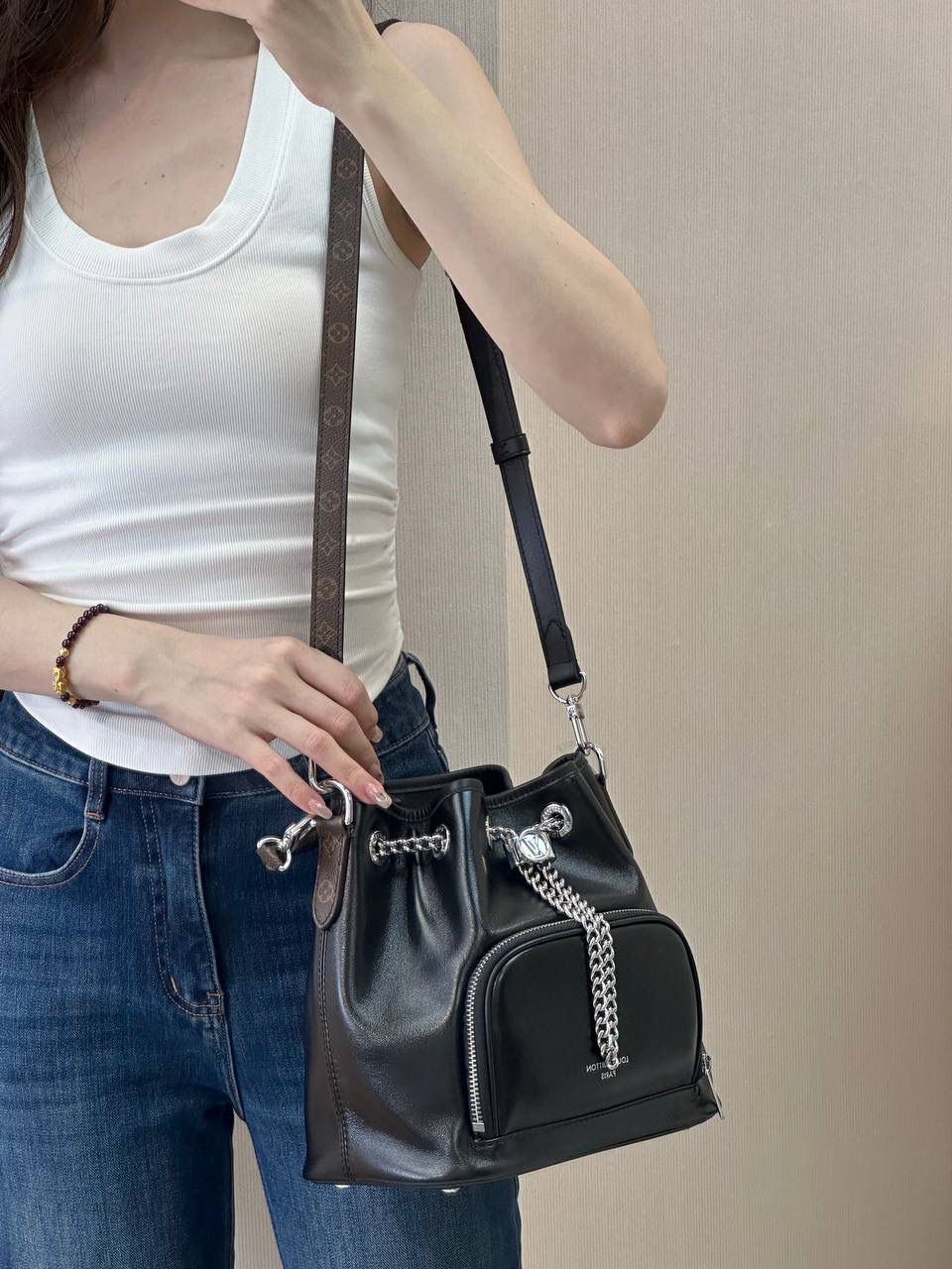 LV炫酷水桶包👜✨ 见多了 这么炫酷的还是第一次， lv本季最瞩目的一只水桶包， 以摩登摇滚型格 焕新经典Noé手袋元素， 正面凸出的拉链袋， 亮银色链条充当抽绳的设计， 将优雅灵动与时髦炫酷完美融合😍❤️