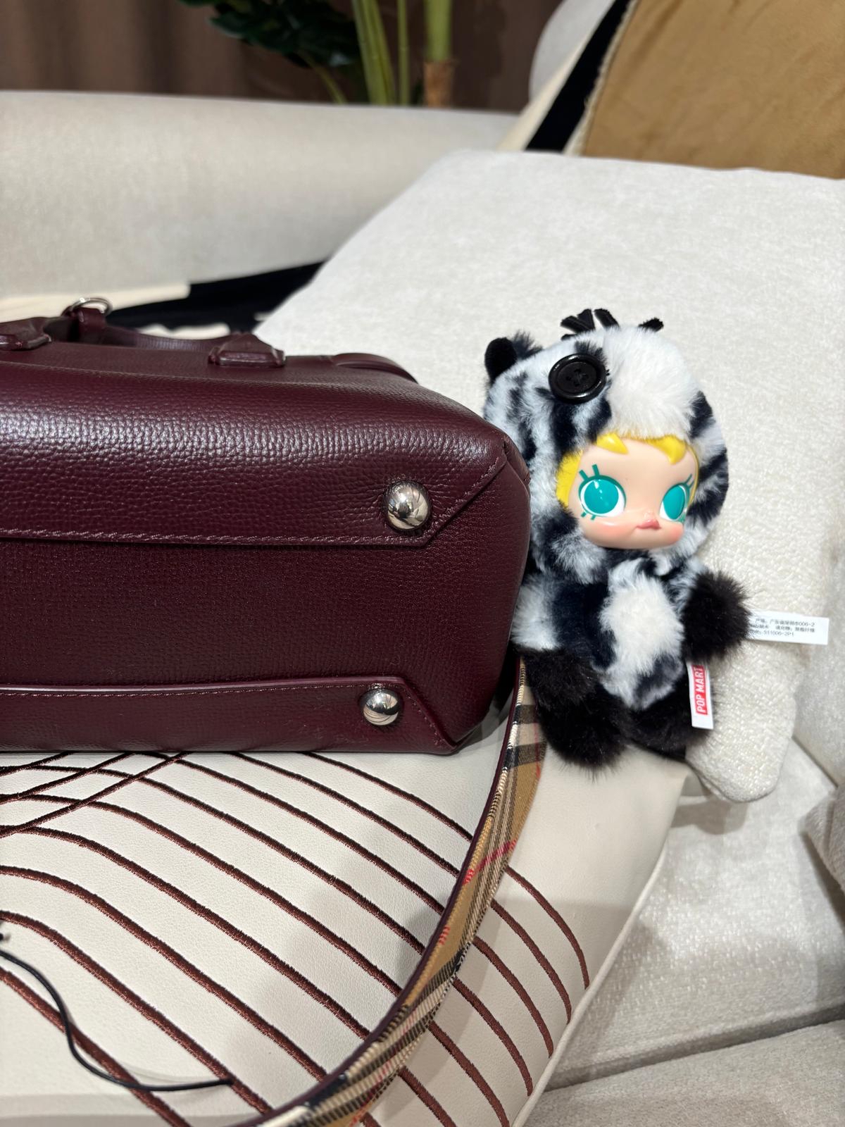 Burberry shoulder bag wine calfskin 100%Authentic,95%new ✅塵袋