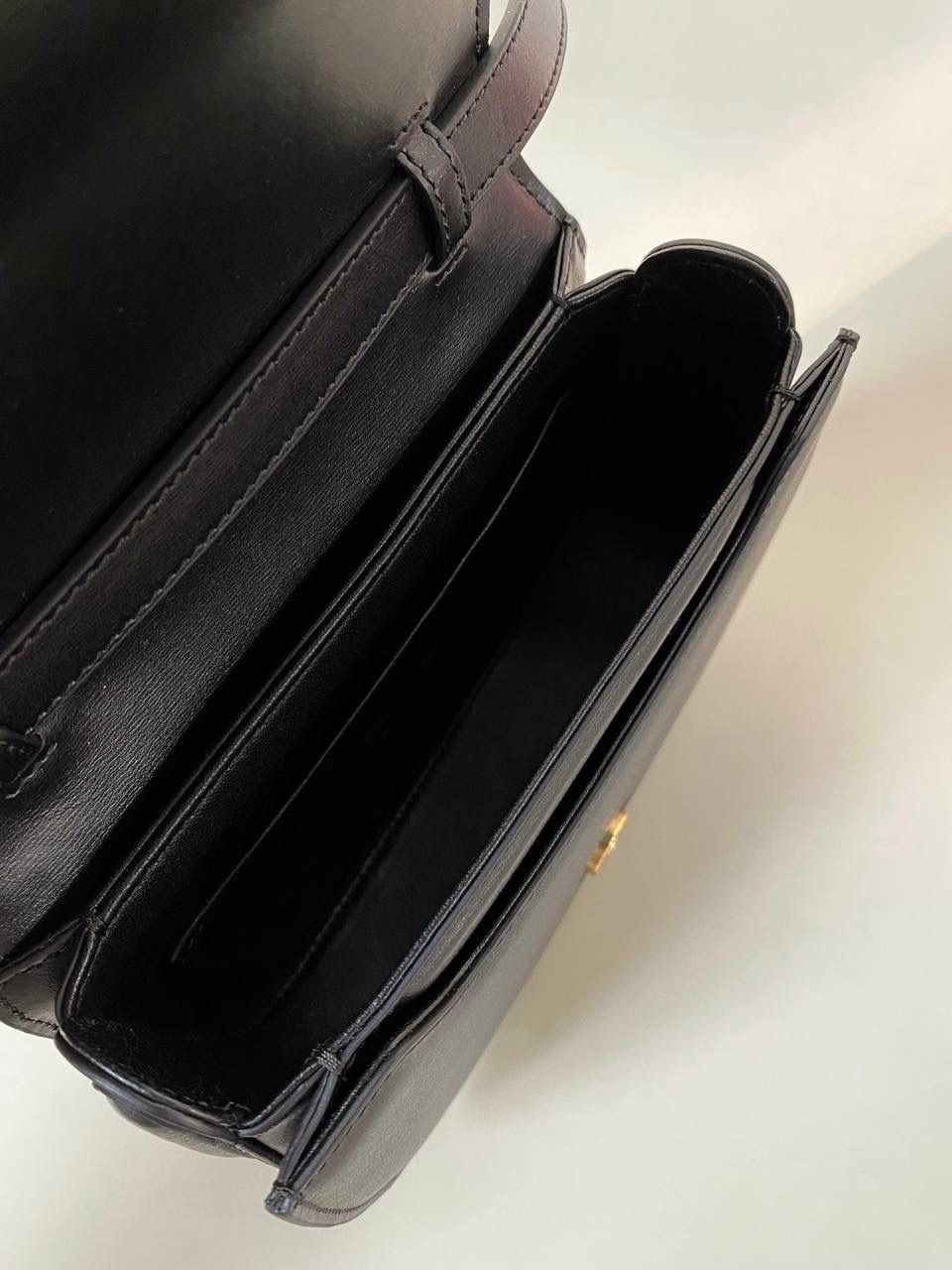 🈶黑色大号 𝐃𝐢𝐨𝐫 𝐓𝐨𝐩 𝐡𝐚𝐧𝐝𝐥𝐞蒙田30 蒙田大家都知道，从来没有失望过🤩 质感和纹理还是一如既往的好， 有光泽感之外还非常轻 耐磨！ 19×12×8cm