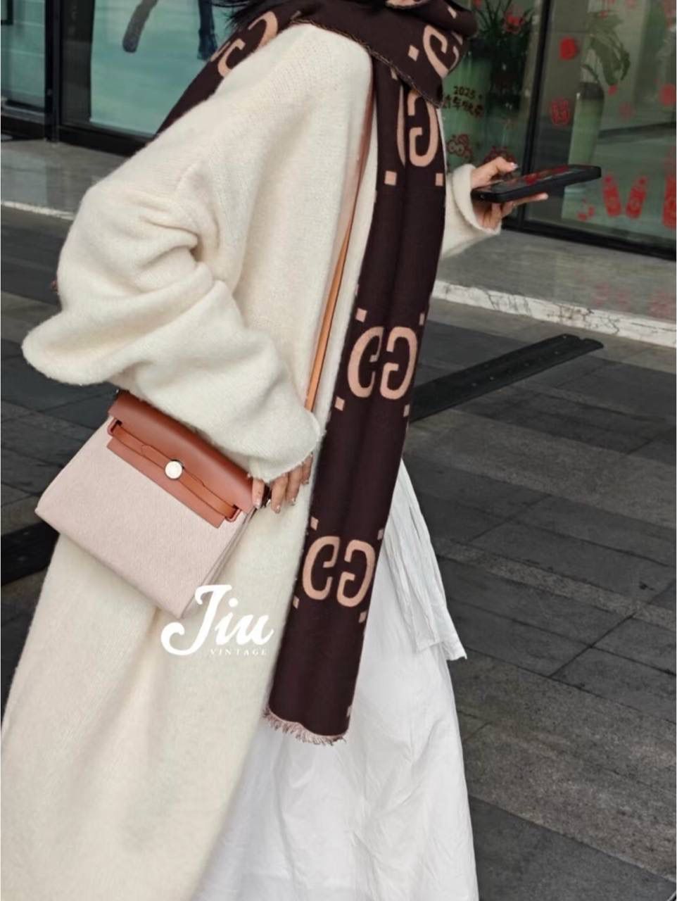 #Herbag20 新年第一支herbag必须要是mini啊‼ 2026新年第一支herbag必须要是mini啊‼ 简直太好看太实用了 百搭时髦黑银 感觉可以替代所有类似邮差包 肩带长度合适 精致可爱 容量也非常🉑 布料与皮革的完美结合 稳重又不失时尚！