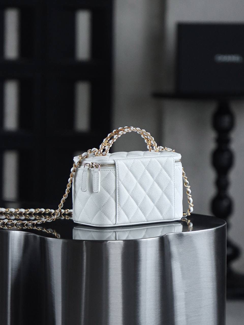 22S鏤空化妝包鑒定版 👜 一包一碼 支持全球鑒定查驗身份證原廠專G Haas皮料過關清單資料可査詢 原來這才是心動的感覺🤍 22S鏤空小盒子的出現，把精緻復古寫在臉上，白金牛簡直是白富美的標配，沒有哪個女生能拒絕帶鏡子的化妝包吧，最大號的手機也能放得下，實用性滿分！ 五金：厚鍍24k復古金 皮料：Haas原廠中球小牛皮 尺寸：16*10*8cm