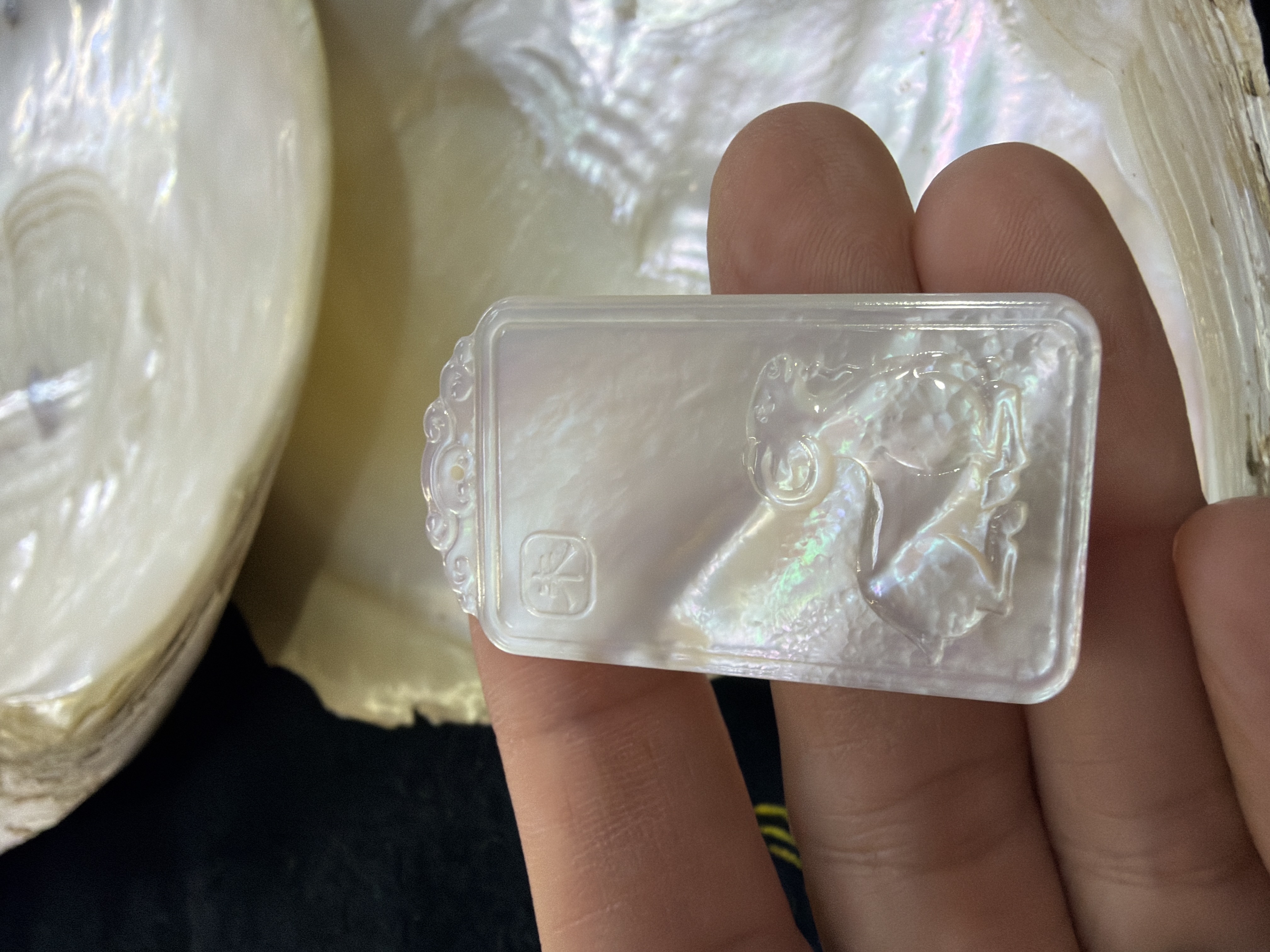 農曆新年巨獻（30%off) 印尼純天然白貝母精雕 #23 屬羊守護 大日如來4*2.3cm（會加持配頸繩）