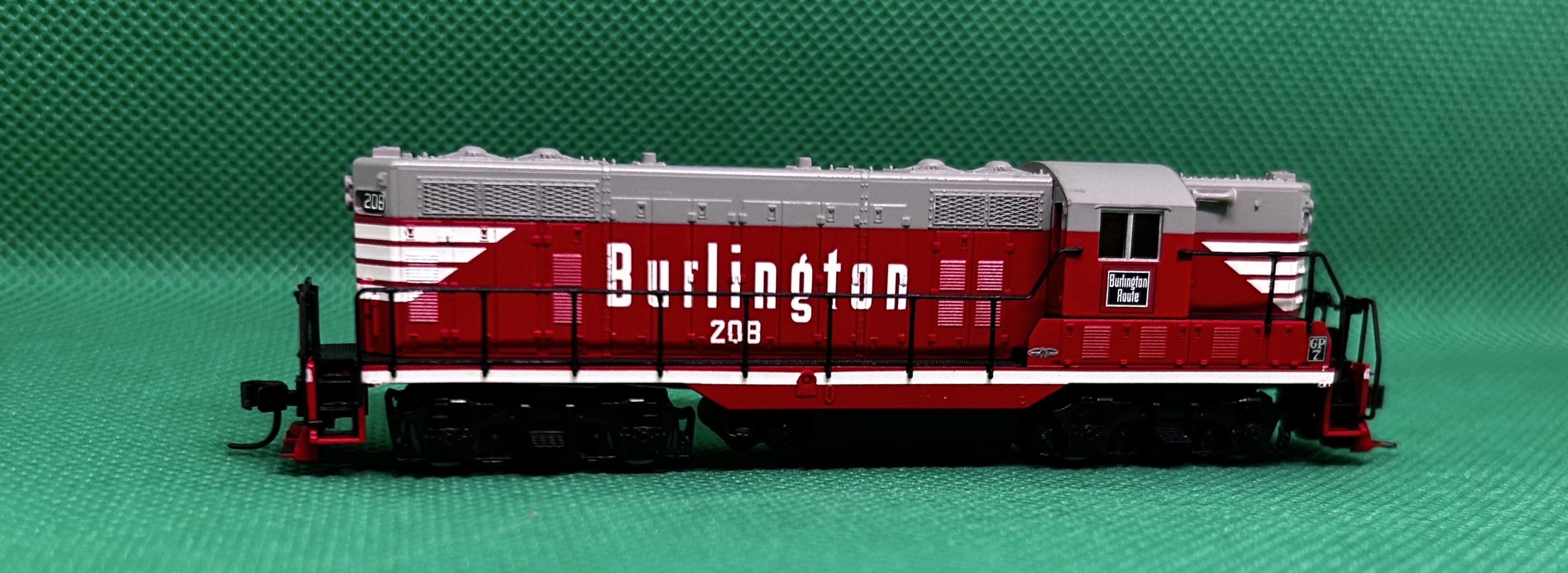 Atlas N' GP-7 Ph.1 Burlington #208 #2651 (NEW IN THE BOX FROM OLD INVENTORY)