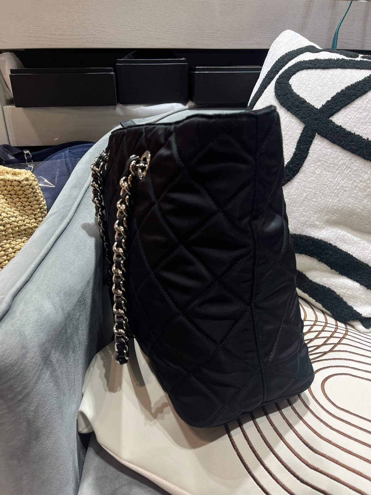 Prada nylon shoulder bag  100%Authentic ,98%new✅dust bag