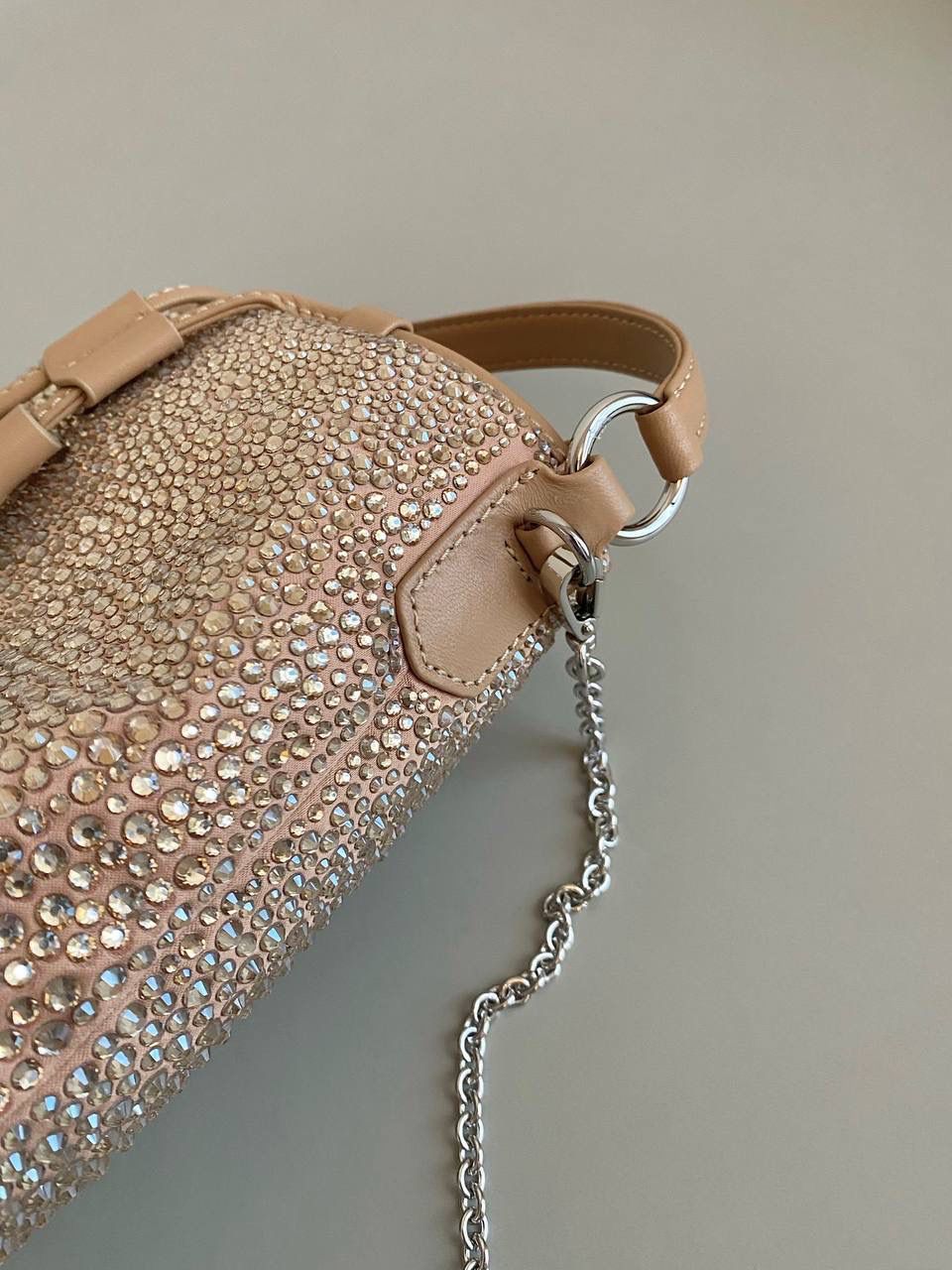 🈶钻石沙黄 𝗠𝗶𝘂𝗠𝗶𝘂满钻水桶包 blingbling的又是多少女生的心头爱 整个包身贴满水晶，搭配软绵绵的小羊皮， 在光线下非常闪✨不管是日常约会， 节日派对 晚宴都会是人群中的抢眼包 15×17×11cm F0053m