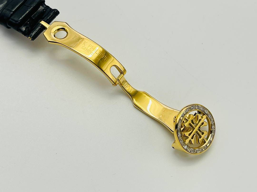 【2022诚意推荐】百达翡丽超级复杂功能系列5073P_010腕表。用心之作，细节方面： 1⃣️突破多层技术瓶颈，机芯型号为CH 29-535 升级版，质量稳定！ 2⃣️尺寸42毫米，与专柜一致。 3⃣️表圈和表耳镶103颗长形钻石。 4⃣️表带搭配意大利头层小牛皮，表扣上镶钻石更显示这块腕表的豪华气质。适合各种商务场合，简敛精致不失优雅！