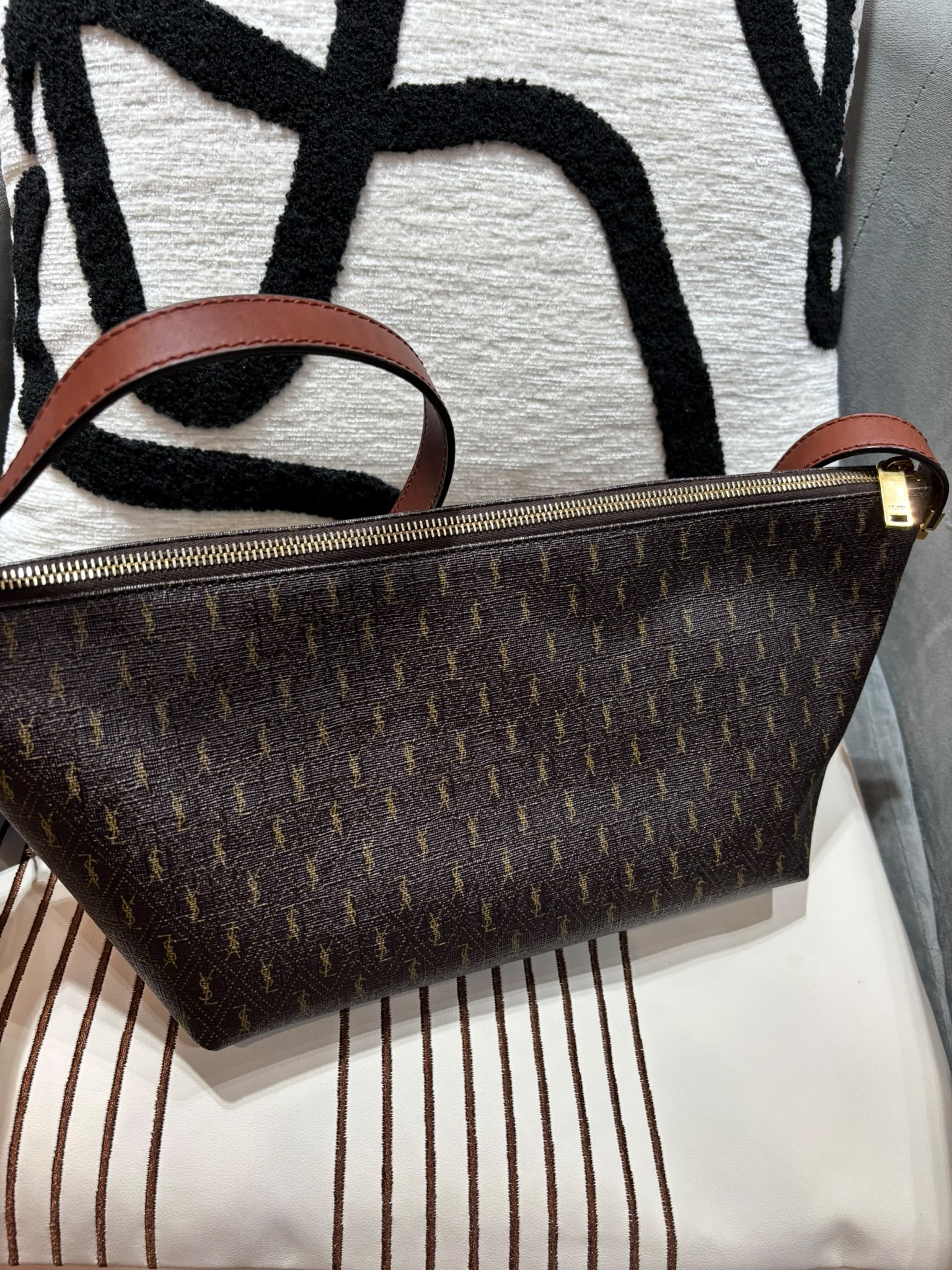 Saint Laurent monogramme ysl hobo bag  100%Authentic, 95%new