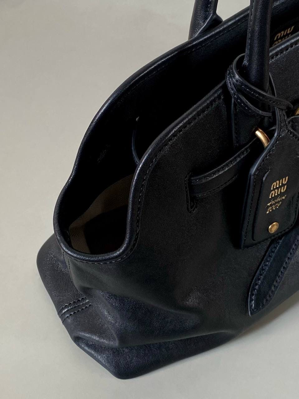 🈶黑色色 𝗠𝗶𝘂𝗠𝗶𝘂 手提包·横版 这只Aventure我要夸爆它！ 绝对是公文包中的颜值天花板 这款有多难买不用多说，绝对的断货王 酷酷的慵懒感洋气且时髦 还有一丢vintage感，超有调 上班通勤，日常出街都超出片 22.5×44×14.5cm #F0023m