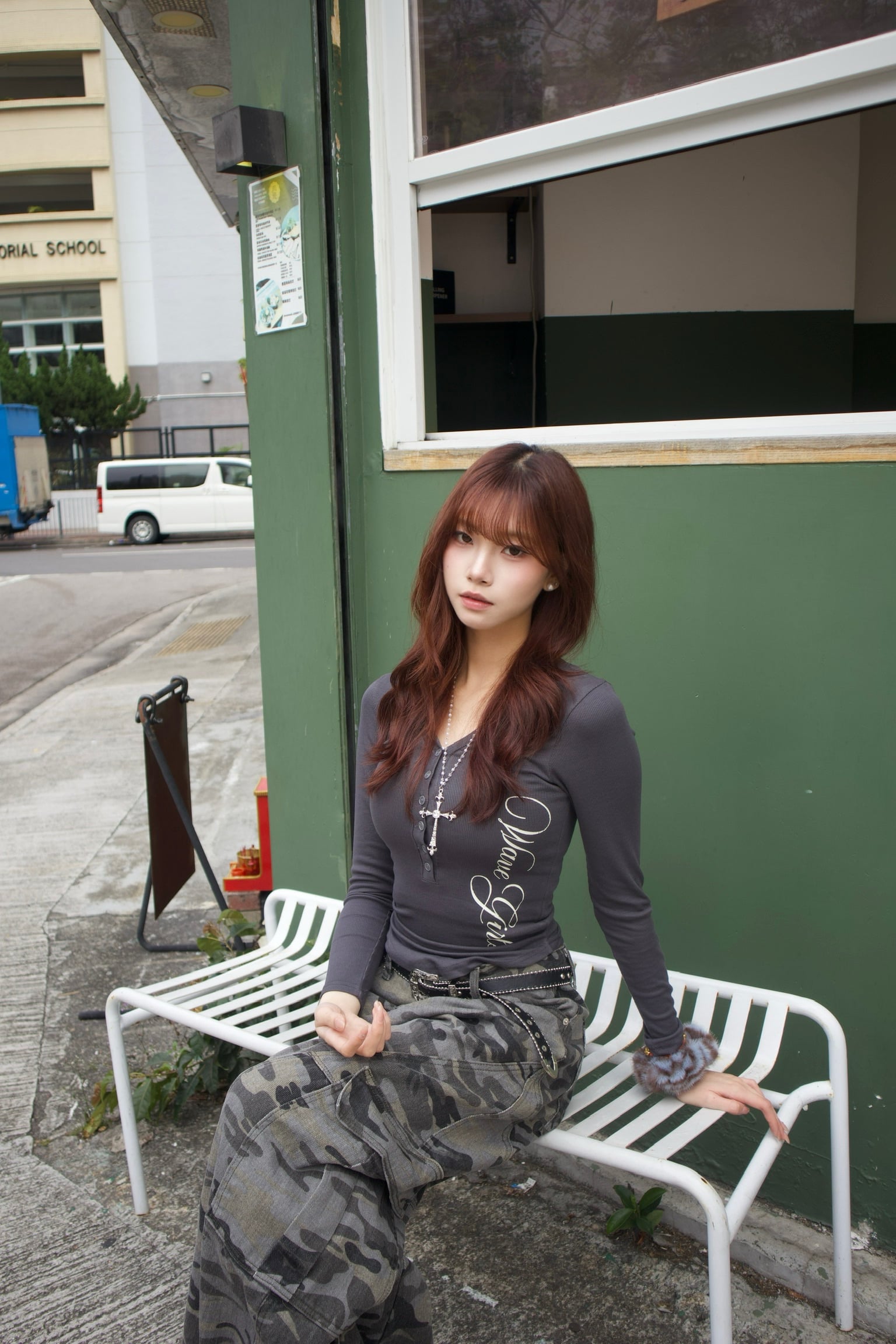 辣妹必備！韓國扣扭字母v領Top