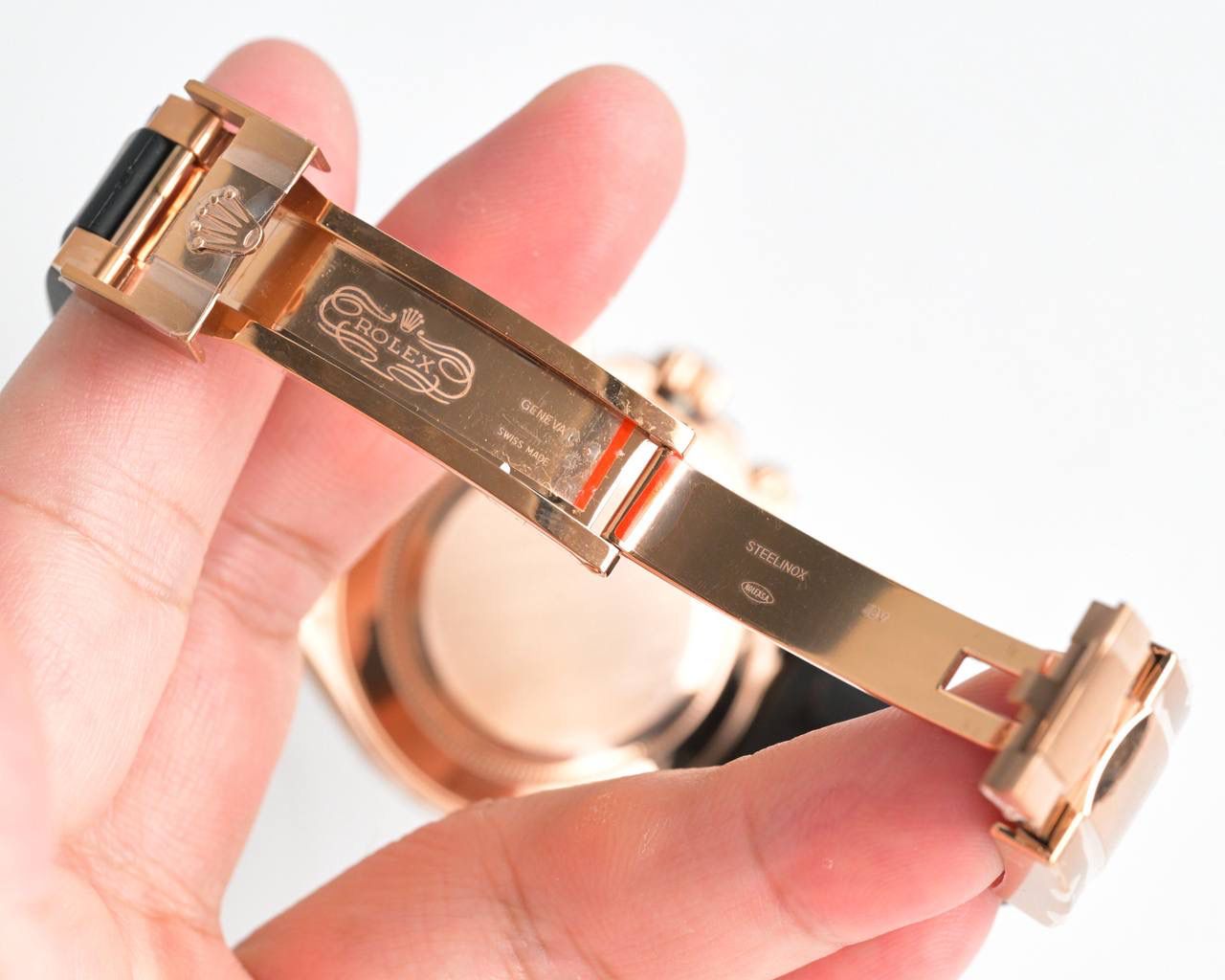 18k包金 ROLEX-劳力士迪通拿系列一档调时 计时秒针 3字位9字位小针 功能原装一致！表壳原版开模，表盘尺寸40mm。厚度目前市面上最接近原装的 陶质实心外圈连计速刻度（采用真陶瓷工艺 刮不花 永不退色 质感和正品一致）功能盘字体和盘面logo采用叠加印刷工艺，从侧面观察会有微微隆起之感。盘面的底色纹路经过无数次过滤改正，确保百分百吻合与原装。其上的劳力士金属LOGO单独开模，无论是立体感还是圆润度均可PK原装 易读Chroma light夜光显示 配长效夜光物质。表镜平形蓝宝石水晶玻璃 抗刮损，效果绝不重影，吻合正品。⚠⚠六字位正品一致的有防伪的小皇冠👑（注意细节）表扣采用进口精钢1:1散件打磨而成 拉沙内侧 腐蚀劳力士钢印 外置正品一模一样的表扣保险环，完美在每一个细节！