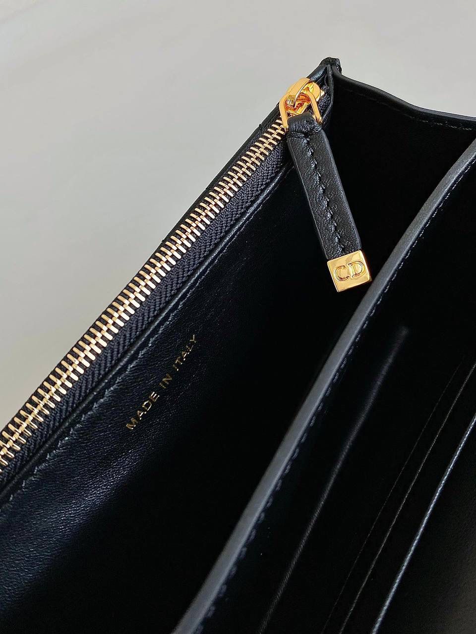 🈶黑色，迷你 𝗗𝗜𝗢𝗥 𝗠𝗶𝘀𝘀 𝗰𝗮𝗿𝗼链条手袋 开挂啦开挂啦！！火爆全网 不出意外夏天最爱的一只小包了 还是经典的藤格纹标识，真是百看不腻 金属链环和与皮同色系珐琅扣链环交替肩带 完全神一般的存在，可爱可盐，颜值太顶啦 内隔层容量日常足够了，斜挎/单肩/腋下都可 极简的法式浪漫松弛感直戳心脏，不挑人，冲！ 17.3×13×7.5cm，#6553m💰