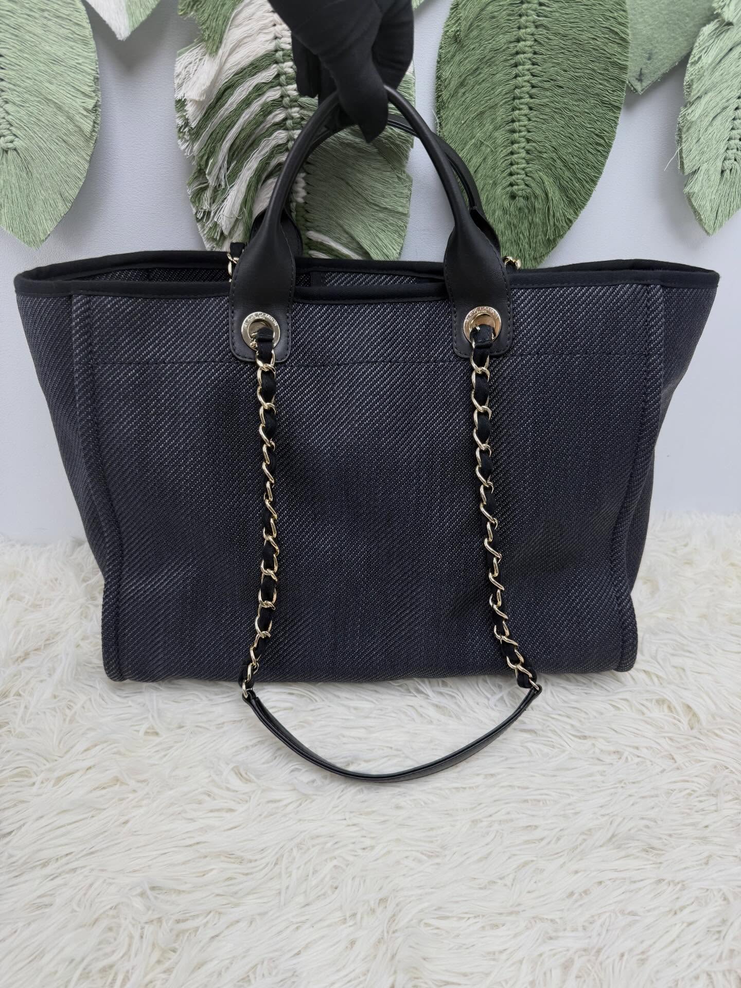 🤍PRE OWNED 黑色 tote 沙灘包 晶片款💚38*20*31cm#AOAOCAVECHANEL🫶🏻配件 -塵袋、30開保養卡、沒子袋🫶🏻💰價錢 - $1598099%new#收袋王喜歡的話快點pm/whatsapp 我們💓銷售熱線51111 321（whatsapp)我們服務包括有：手袋飾物回收、手袋置換(一換一、一換多也可以） 、專業手袋鑑證、專業手袋護理購買方法🏢親臨門市 荃灣南豐中心15樓1521室（荃灣地鐵站a出口1分鐘到）敬請預約❤️只賣正品正貨，任驗💓🫰🏻❤️‍🔥本店為香港註冊公司絕對真貨，信心保證👍🏻🫰🏻本店設有鑑證服務，有駐場鑑證師✨歡迎追蹤我哋各個平台緊貼最新優惠x貨品🔥😍👇🏻👇🏻👇🏻👇🏻👇🏻👇🏻👇🏻👇🏻⭐️Instagram: aoaocave🌈Facebook: aoaocave收袋王🔥Carousell: acluxuryhk👆🏻👆🏻👆🏻👆🏻👆🏻👆🏻👆🏻👆🏻___________________________Disclaimer🫰🏻All trademarks and copyrights are reserved to the original brand holders. @AOAOCAVE sells only authentic goods and is not affiliated with any of the brands mentioned.@AOAOCAVE 跟任何品牌無關，而且沒有持有任何品牌資版權，亦沒有與任何品牌合作。所有商標及版權歸屬於品牌坊所有，帖子只作分享用途。#aoaocave #手袋回收 #名牌買賣