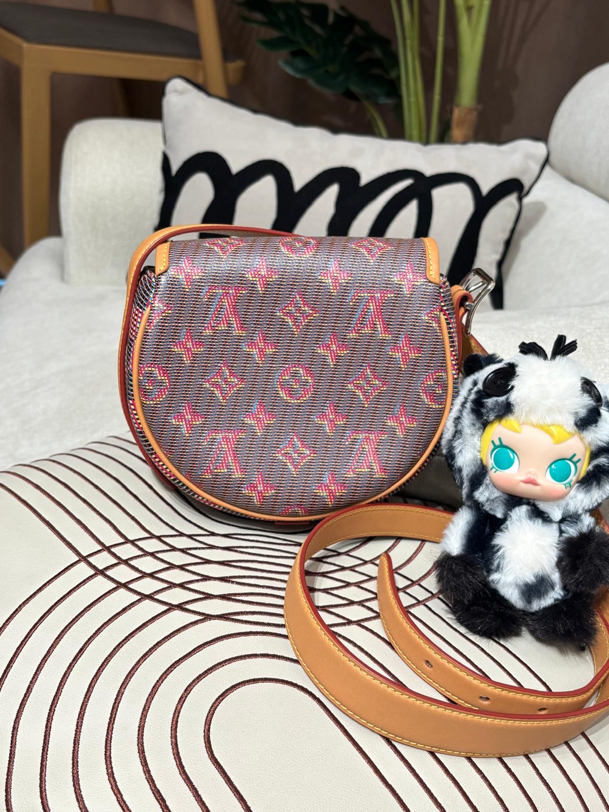 Lv tambourine 限量版 limited edition  100%Authentic ,unused ✅dust bag✅booklet✅box