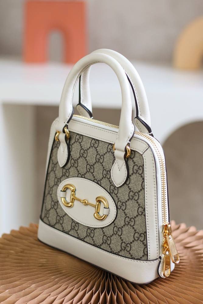 𝟭 𝟵 𝟱 𝟱马衔扣系列新成员【𝐌𝐢𝐧𝐢小贝壳】正品皮 ✰款号：640716 尺寸：20*19.5*7.5cm ✰ 作为1955马衔扣系列的新成员，不变的标志性✅马衔扣，这 系列注入60年代复古元素，搭配新世纪的时尚精髓，wow_不得不夸一下，这款迷你小贝壳第一眼就把我俘虏了，不仅外观设计上给予满分，容纳量更是无可挑剔，原厂皮材质搭配我们的独家开发技术五金，简直诠释出一个正品的视觉感！🤩🤟🏻