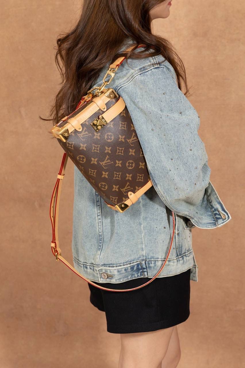 LV SIDE TRUNK🎀 用的是 A+ 级全钢五金，结实又耐用，拿在手上很有分量感，看起来就很 luxe。再配上 进口高弹面料，摸起来舒服，还有一点点光泽感，整体很时尚💖 包装是 全套包装，感觉真的很有档次，送人或自己用都很可以～ 中号：尺寸 21 × 14 × 6cm 小号：尺寸 18 x 12.5 x 8cm 大小刚刚好，小巧但很实用，出门背超方便💯👍 不管是材质、设计还是包装，都看得出很用心，走的是 质感路线。 这款包就是那种：低调但很有品味，越看越喜欢的类型～👜✨