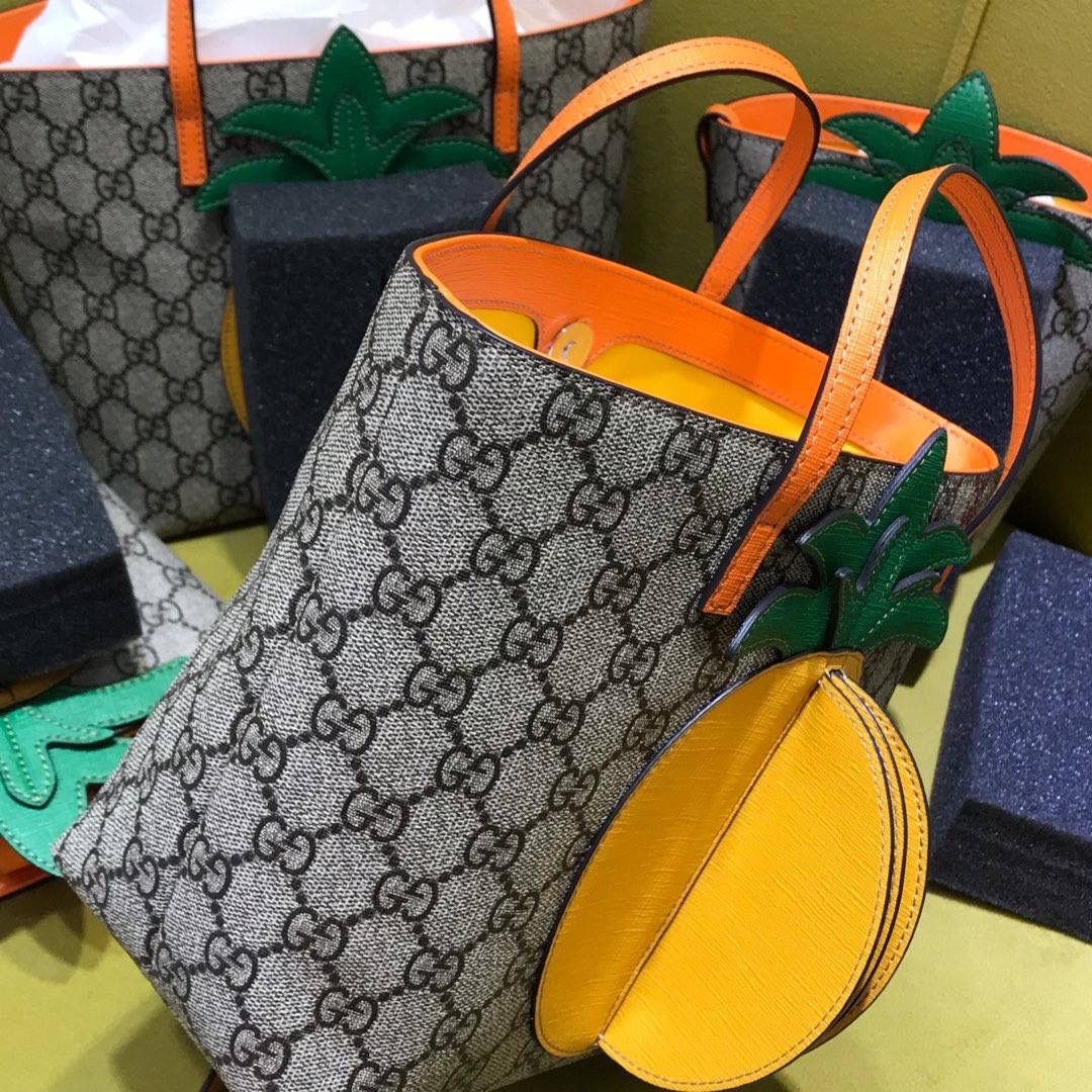 🔥𝙂𝙪𝙘𝙘𝙞原厂菠萝包 这款儿童菠萝包依旧很火，高颜值的搭配，很多小姐姐看到它都是毫无抵抗力～敲可爱！ 大菠萝：580840 尺寸：21*20*10cm