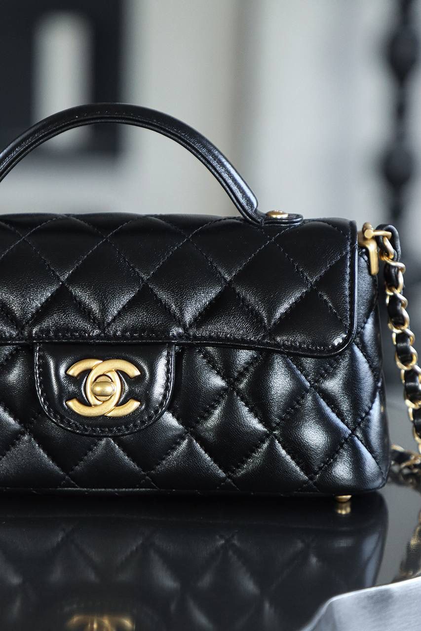 25P橫款 Kelly迷你鑒定版 👜 一包一碼 支持全球鑒定查驗身份證原廠專G GR原廠皮料過關清單資料可査詢 25P橫版MINI凱莉宛如一顆冉冉升起的新星，以其獨特的魅力，迅速捕獲了無數時尚達人的心。經典的黑金配色，是時尚界永恒的寵兒！ 五金：全銅復古金 皮料：GR原廠亮羊皮 尺寸：11.5*22*6cm