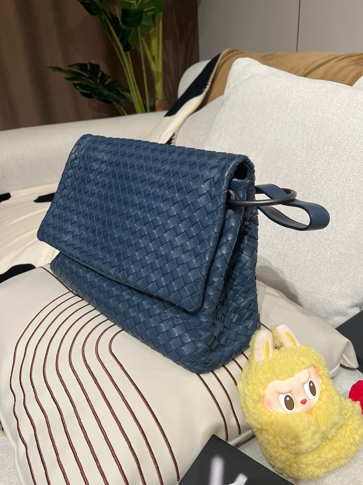 Bottega Veneta BV Shoulder Bag 深藍色小羊皮 100%Authentic, 95%new ✅dust bag