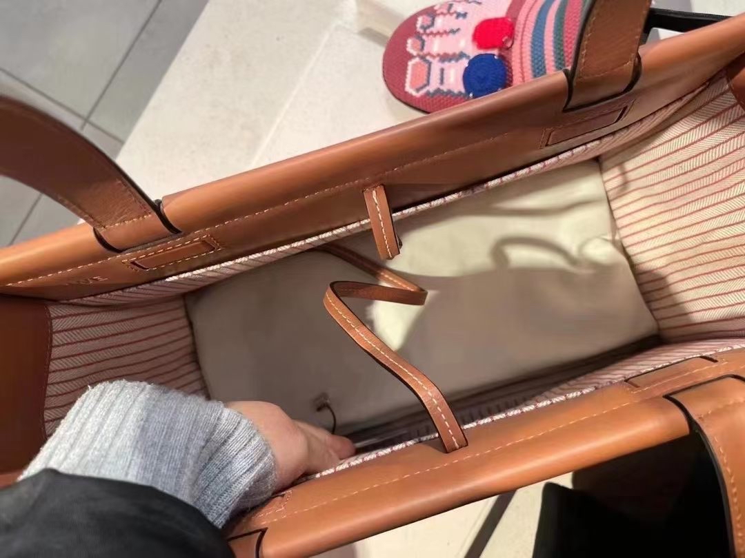 Loewe玫紅色Cushion Tote小號